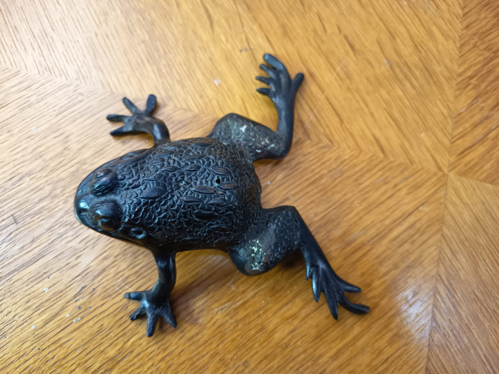 Okimono en bronze à patine brune représentant un crapaud, Japon - ère Meiji (1868-1912)