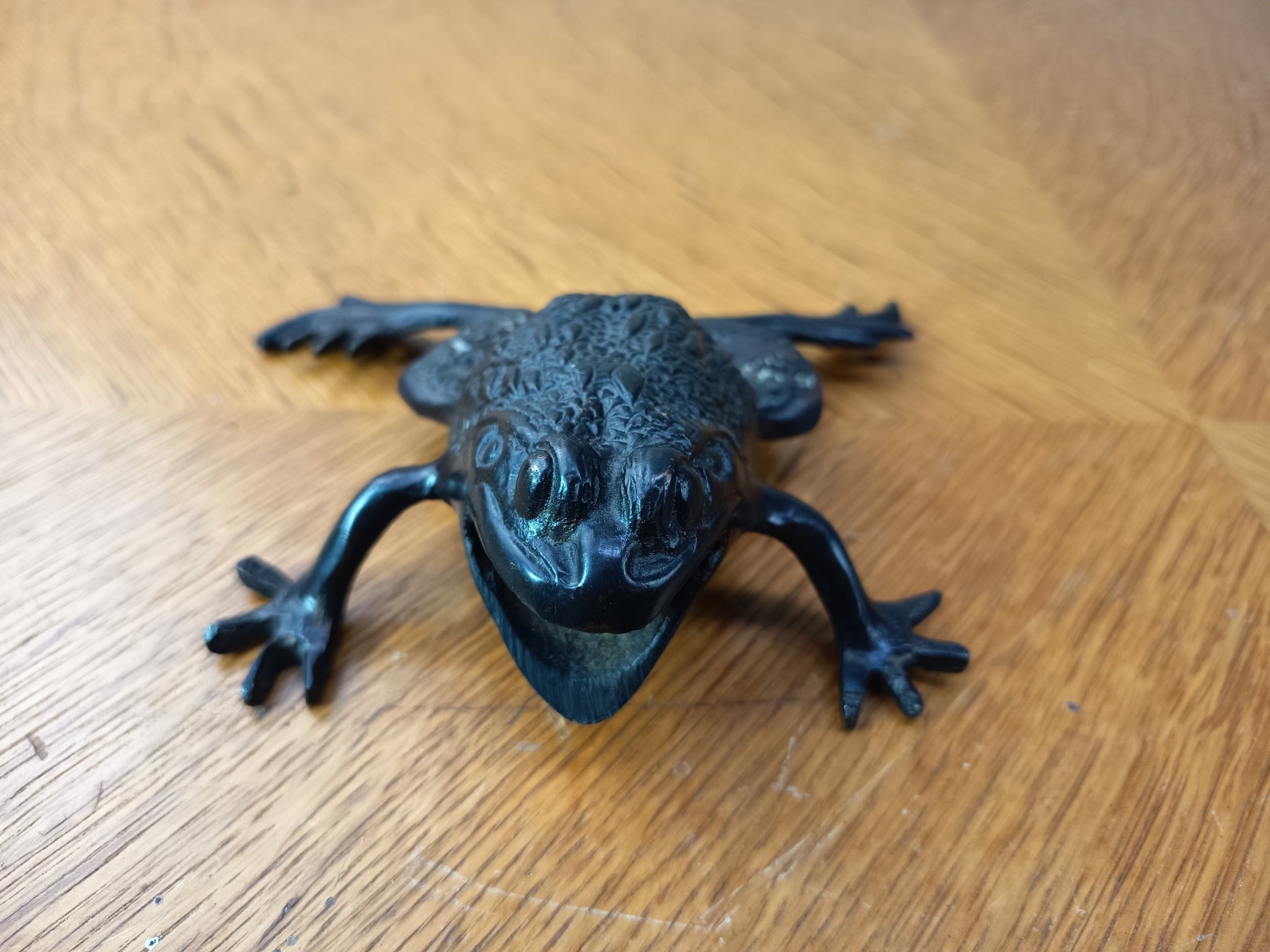 Okimono en bronze à patine brune représentant un crapaud, Japon - ère Meiji (1868-1912)
