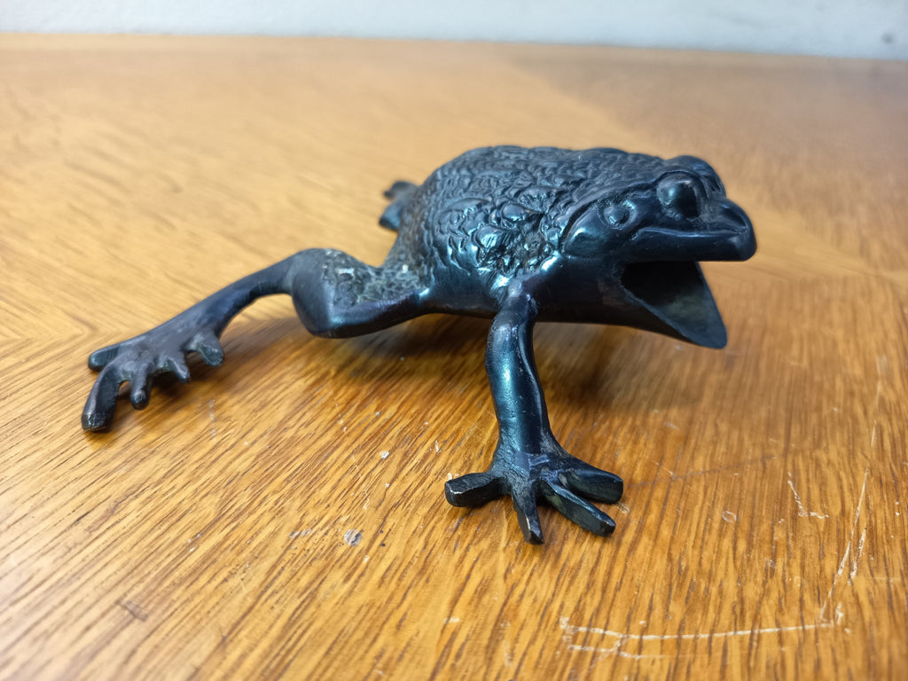 Okimono en bronze à patine brune représentant un crapaud, Japon - ère Meiji (1868-1912)