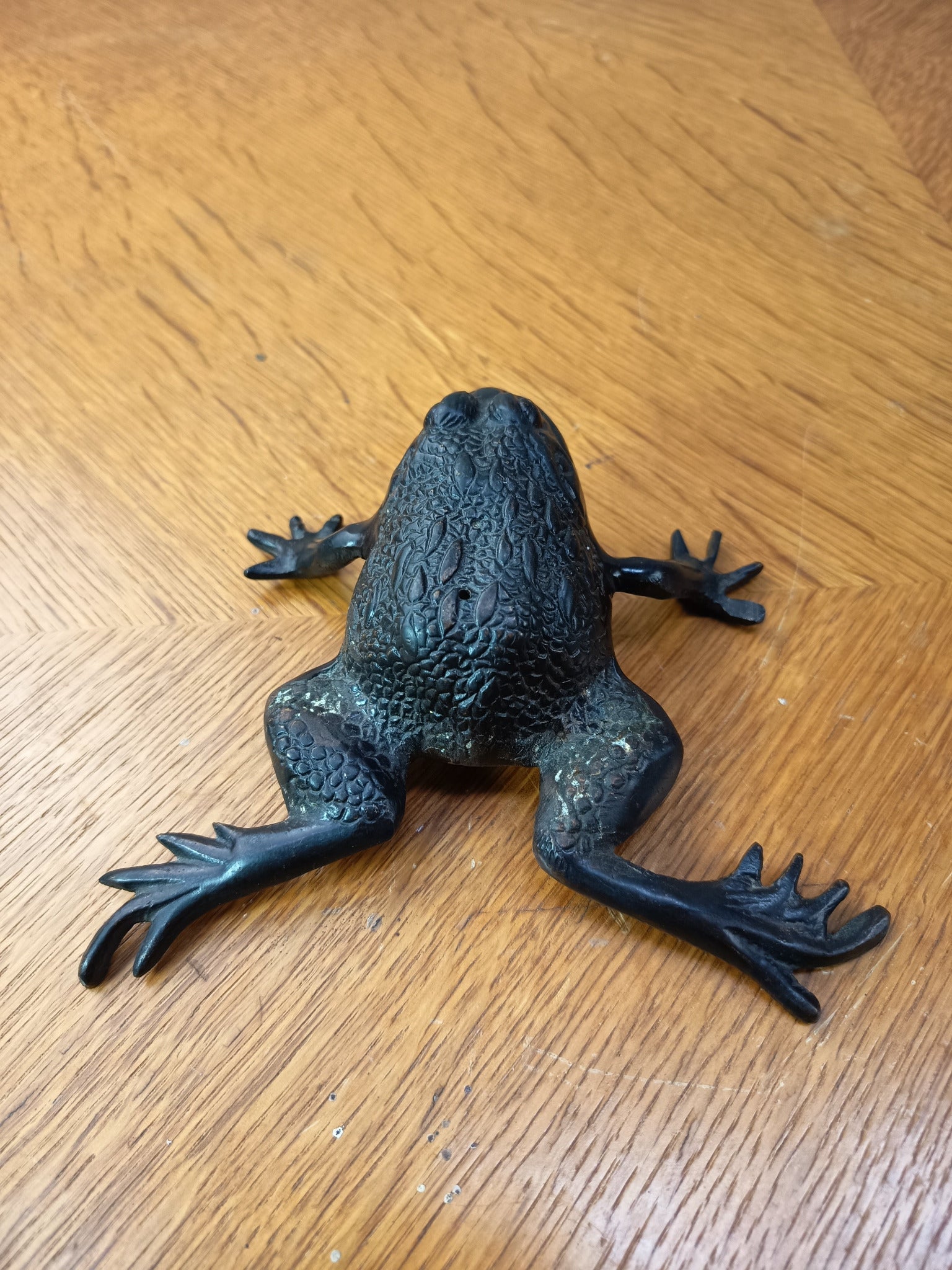 Okimono en bronze à patine brune représentant un crapaud, Japon - ère Meiji (1868-1912)
