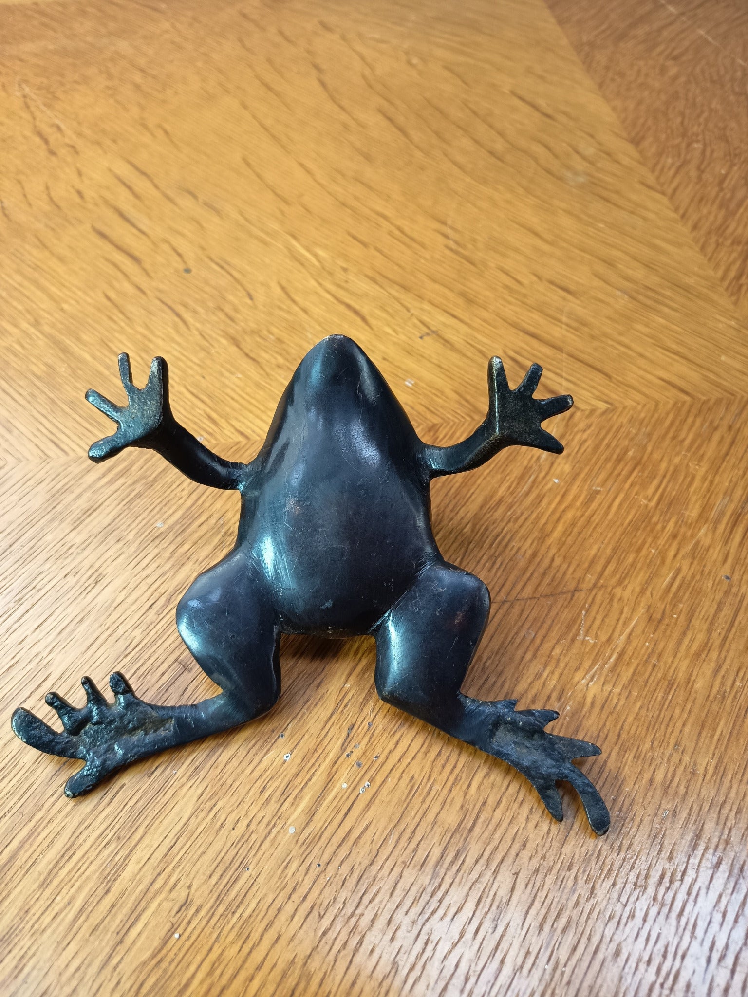 Okimono en bronze à patine brune représentant un crapaud, Japon - ère Meiji (1868-1912)