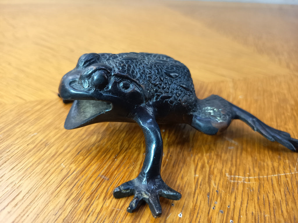 Okimono en bronze à patine brune représentant un crapaud, Japon - ère Meiji (1868-1912)