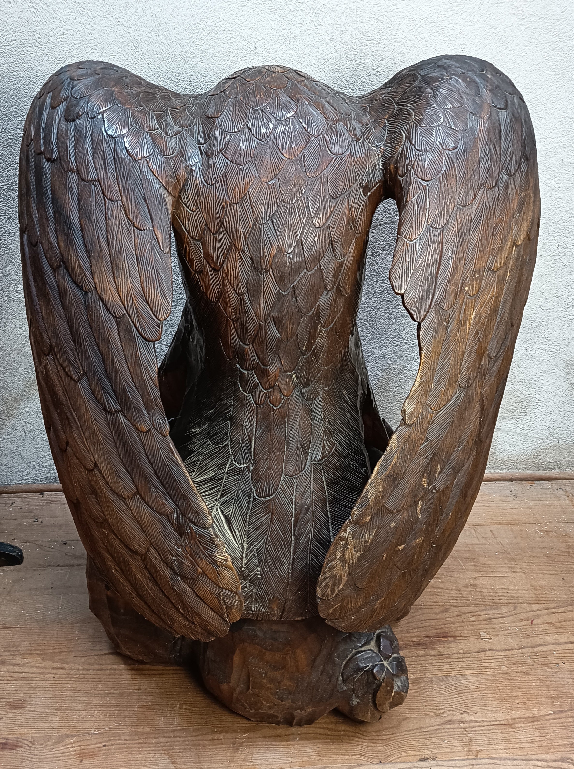 Grande sculpture bois 110 cm – Aigle attaquant un serpent – Statue ancienne style Forêt Noire