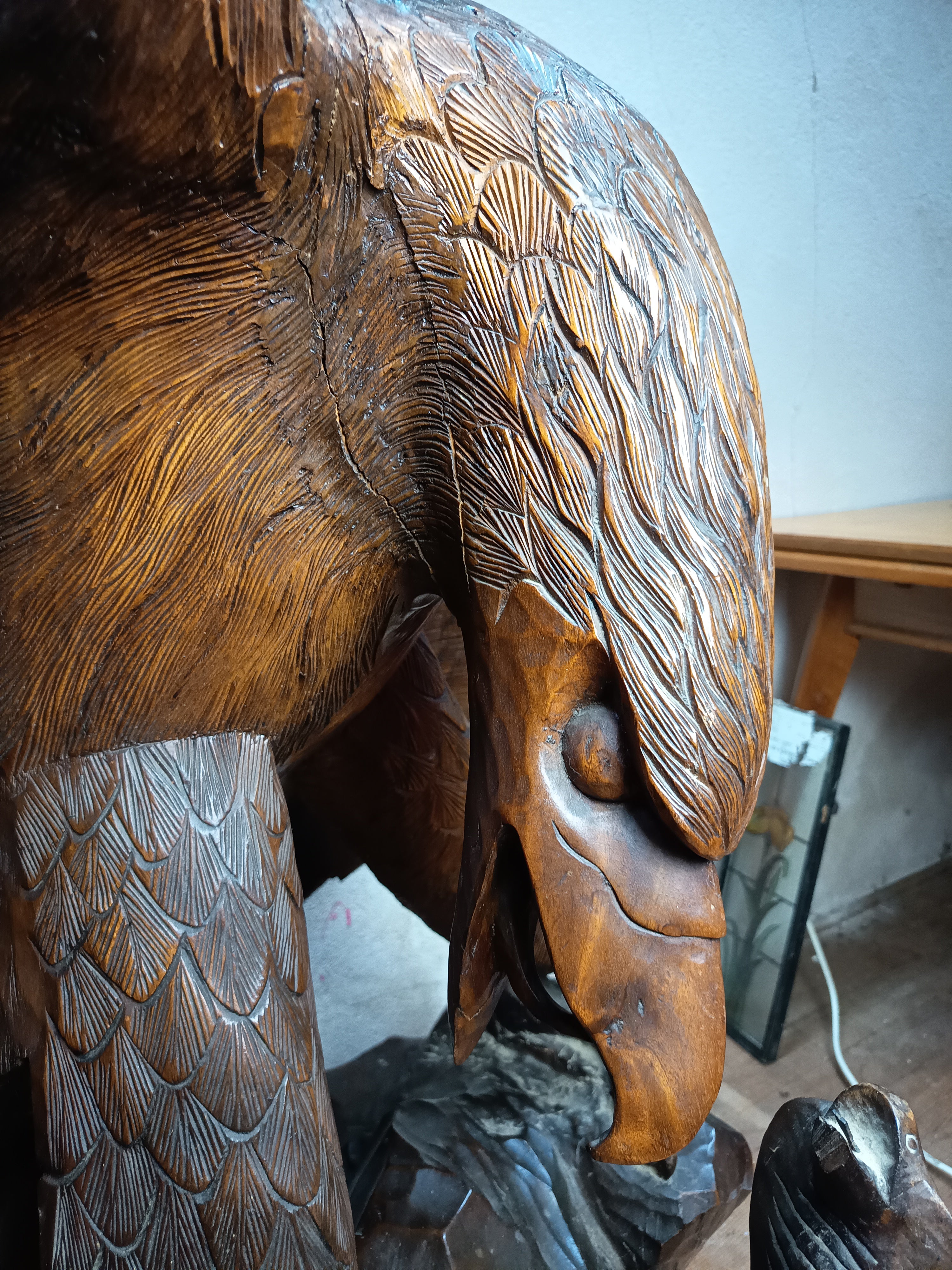 Grande sculpture bois 110 cm – Aigle attaquant un serpent – Statue ancienne style Forêt Noire