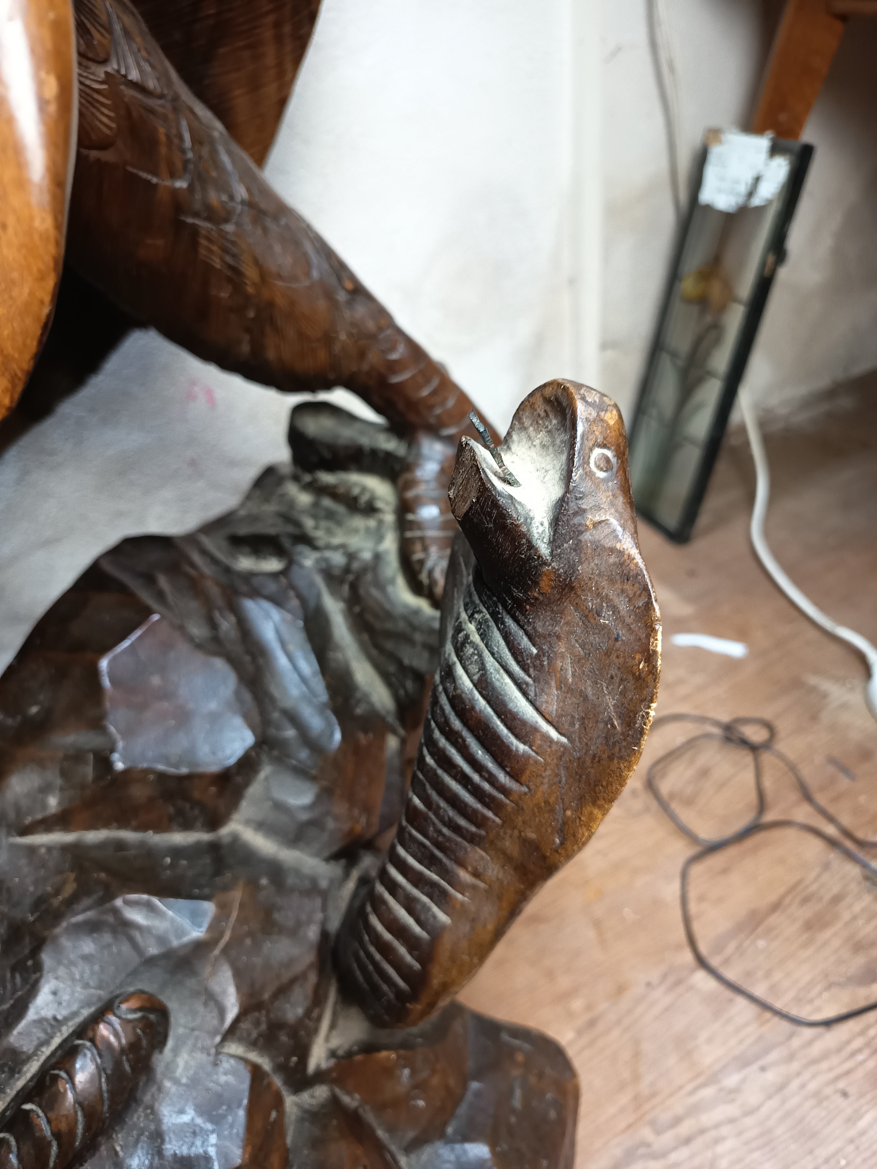 Grande sculpture bois 110 cm – Aigle attaquant un serpent – Statue ancienne style Forêt Noire