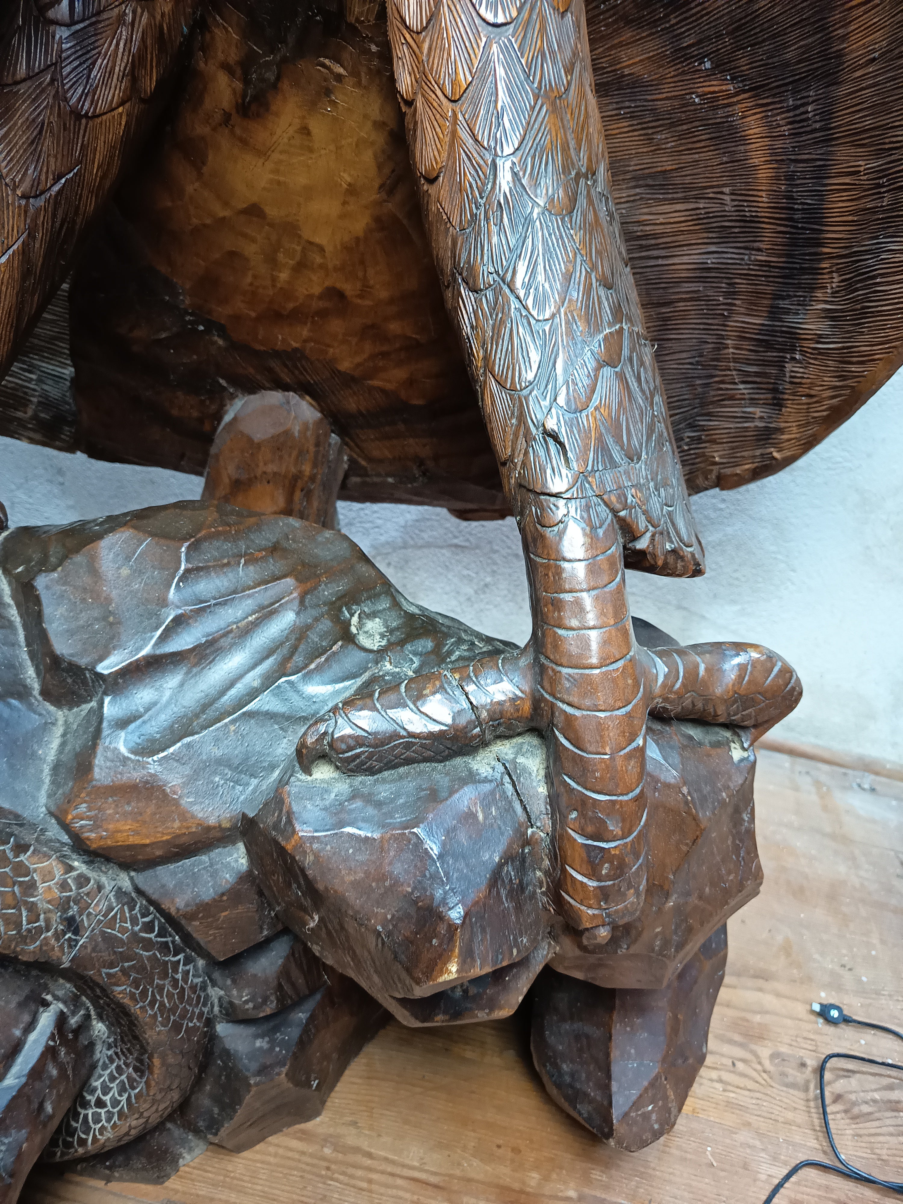 Grande sculpture bois 110 cm – Aigle attaquant un serpent – Statue ancienne style Forêt Noire