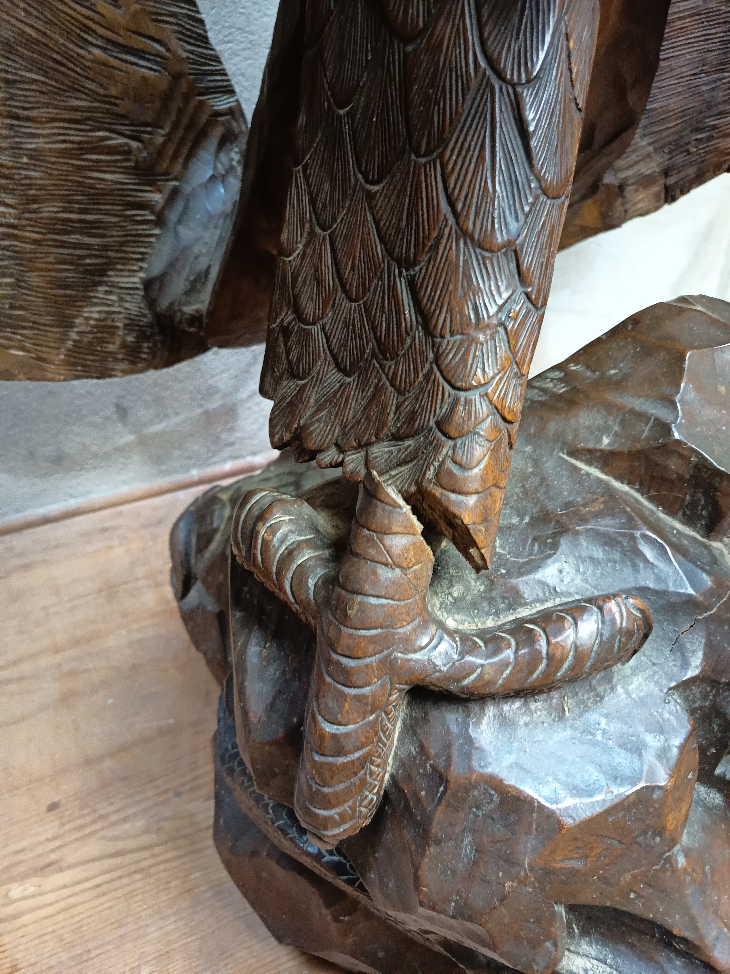 Grande sculpture bois 110 cm – Aigle attaquant un serpent – Statue ancienne style Forêt Noire