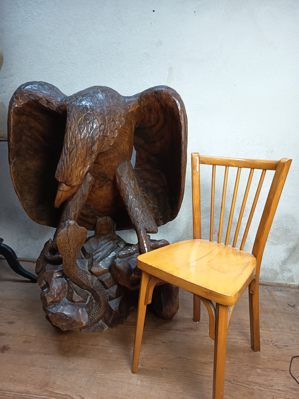 Grande sculpture bois 110 cm – Aigle attaquant un serpent – Statue ancienne style Forêt Noire