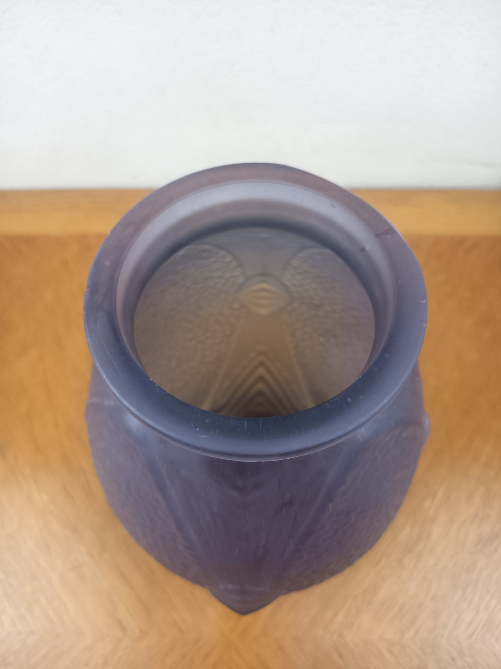 Vase Art Déco Joma en verre moulé dépoli
