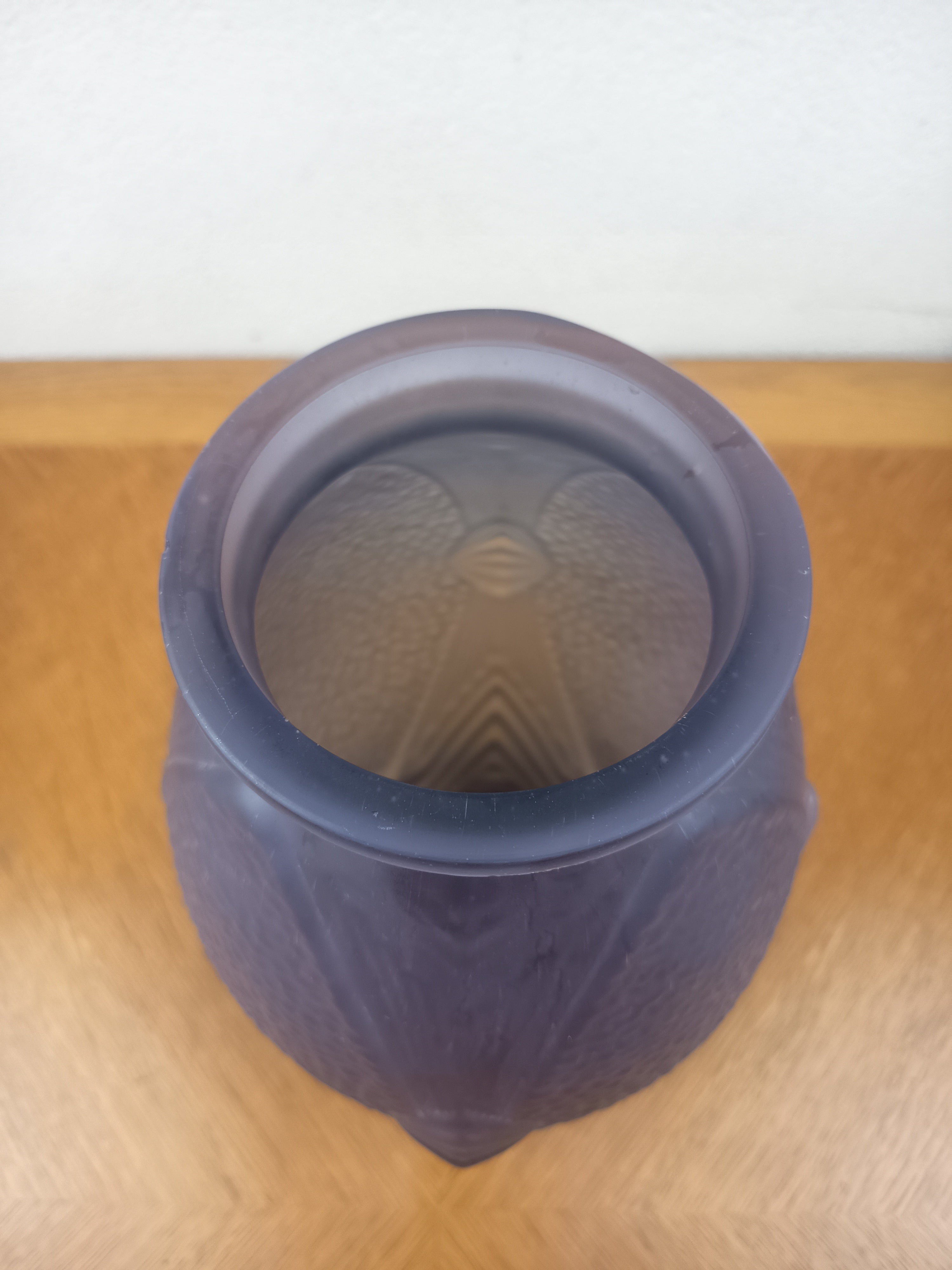Vase Art Déco Joma en verre moulé dépoli