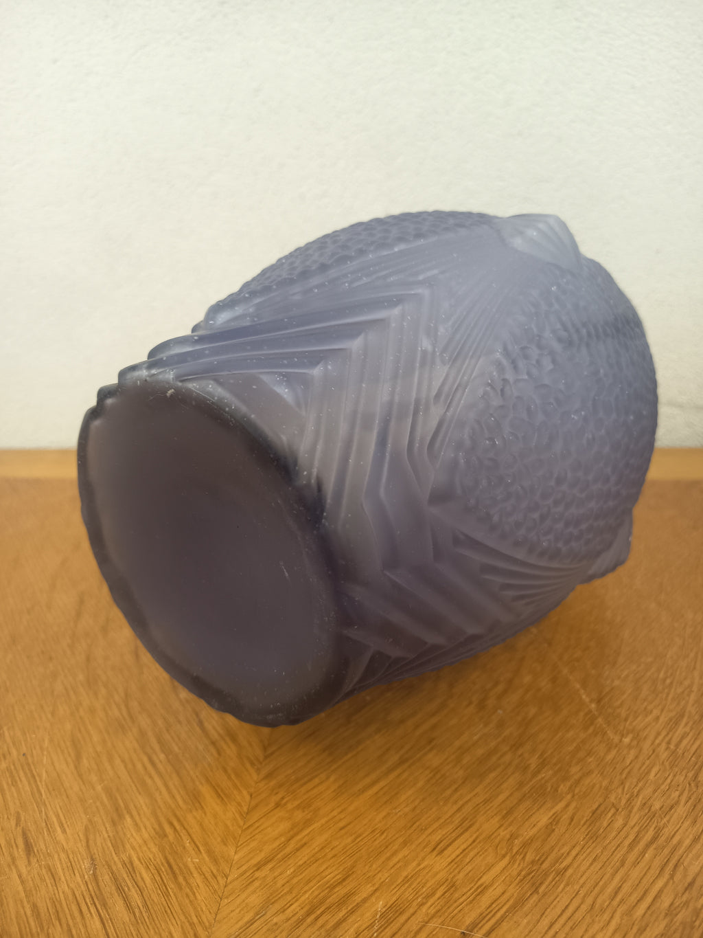 Vase Art Déco Joma en verre moulé dépoli