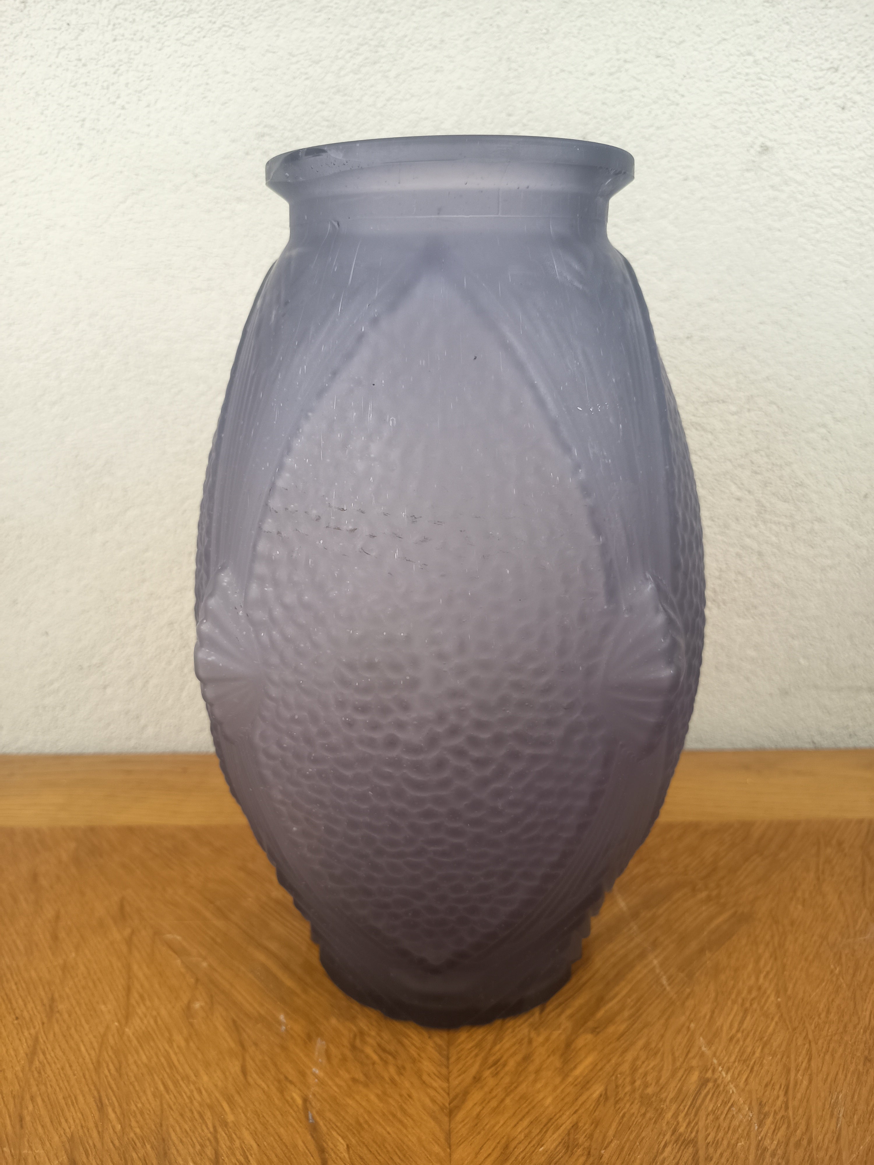 Vase Art Déco Joma en verre moulé dépoli