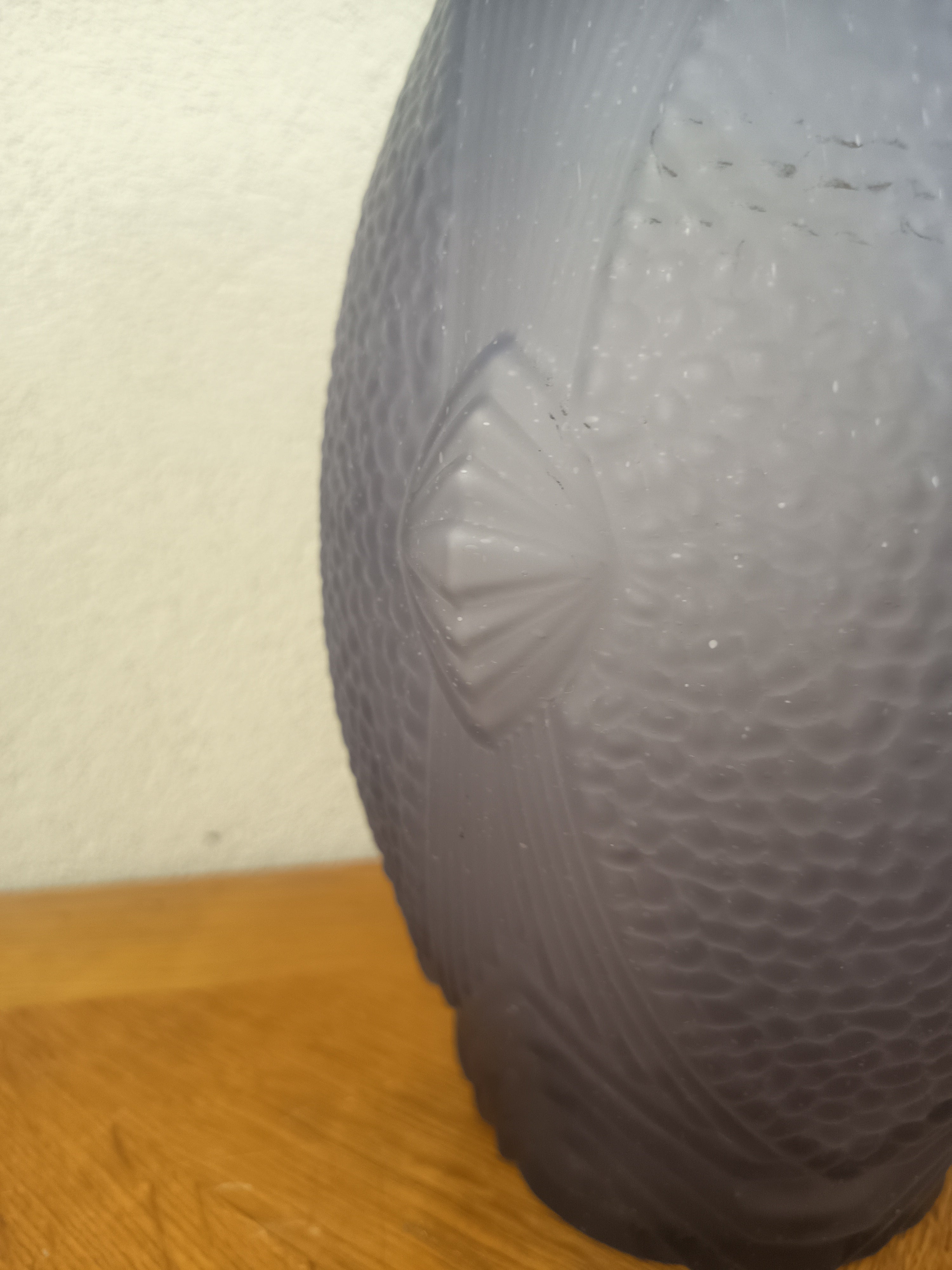 Vase Art Déco Joma en verre moulé dépoli