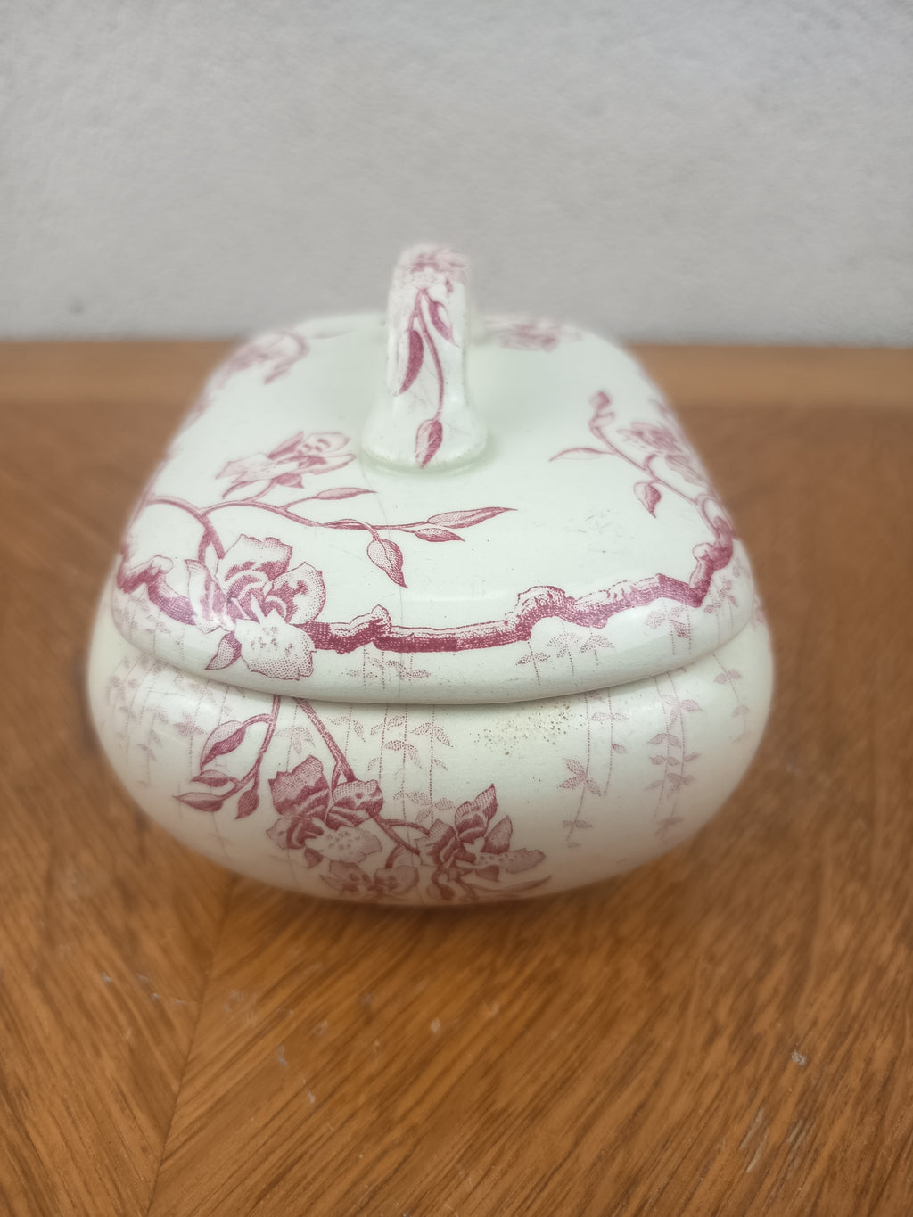 Boîte à savon ancienne Faïencerie de Lunéville en terre de fer – Décor floral rose
