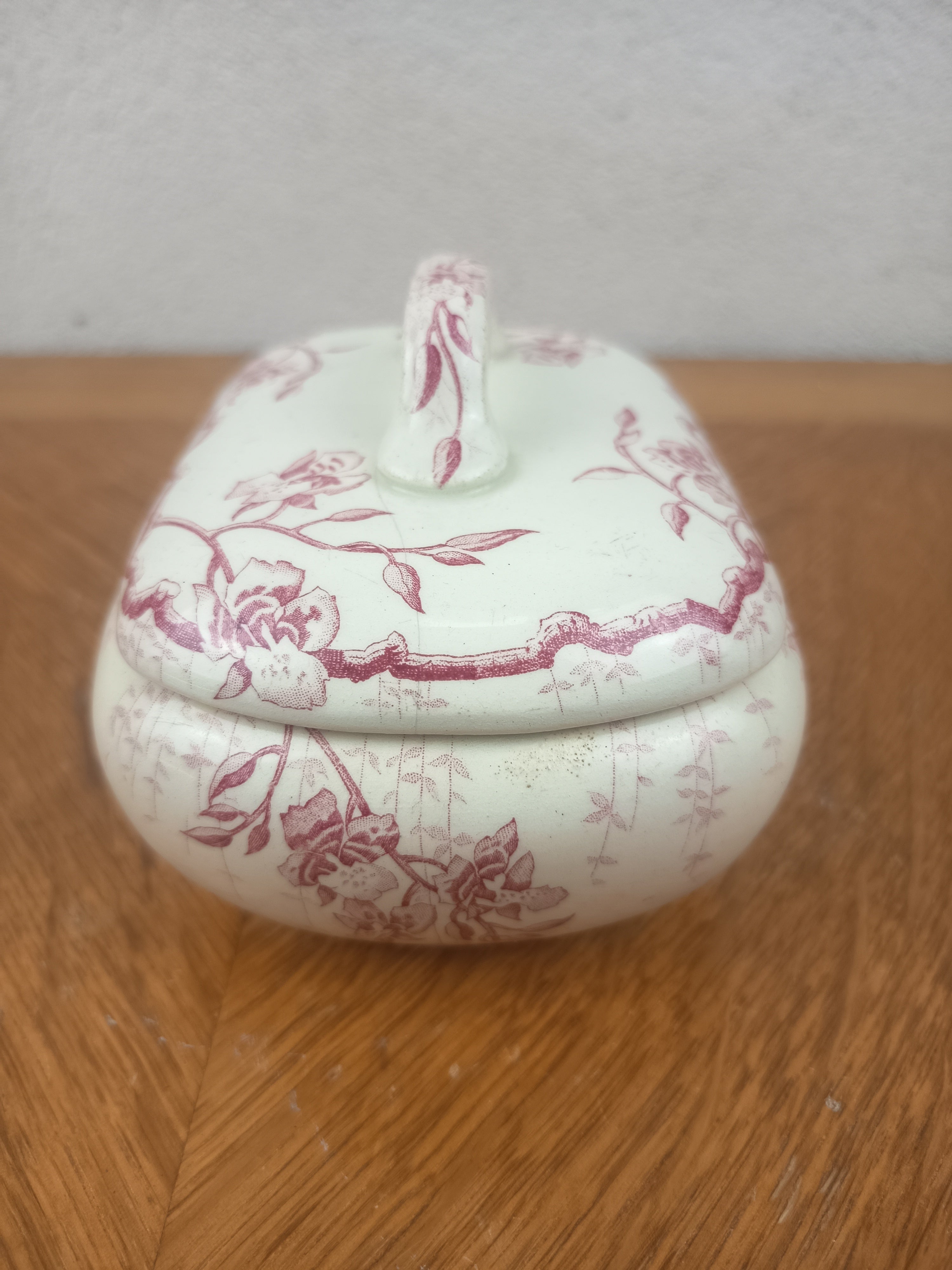 Boîte à savon ancienne Faïencerie de Lunéville en terre de fer – Décor floral rose