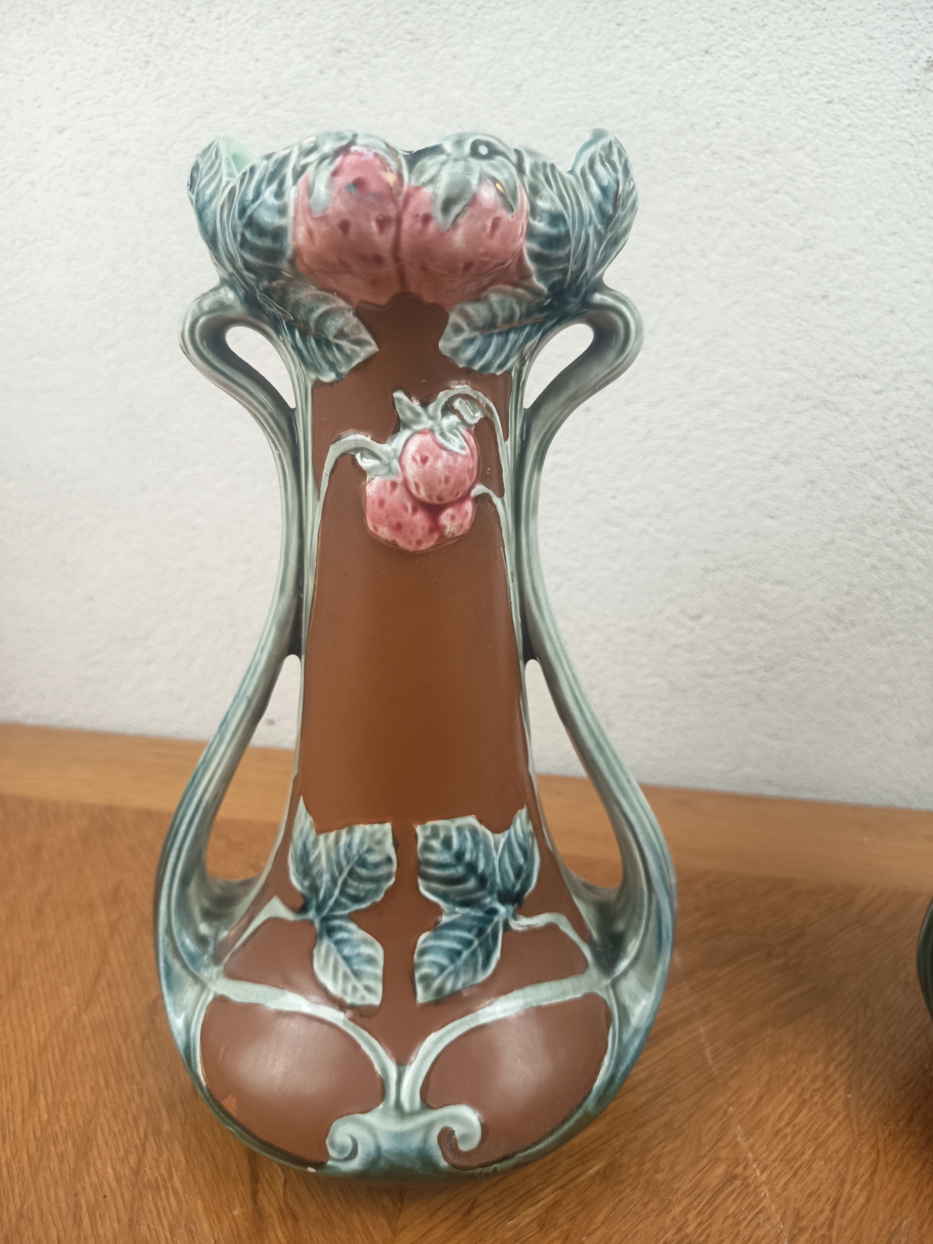 Paire de vases Art Nouveau en barbotine – décor fraises