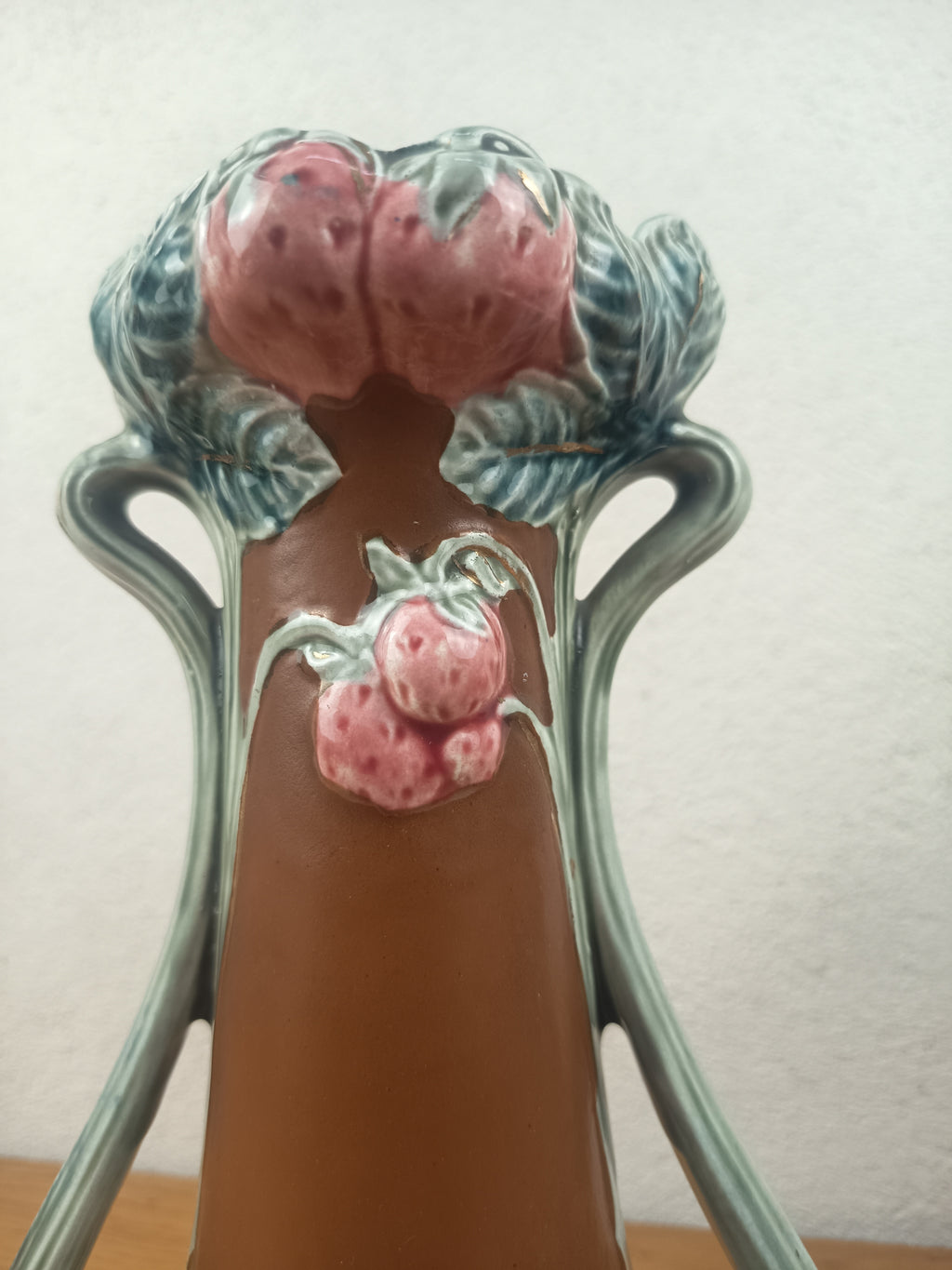 Paire de vases Art Nouveau en barbotine – décor fraises