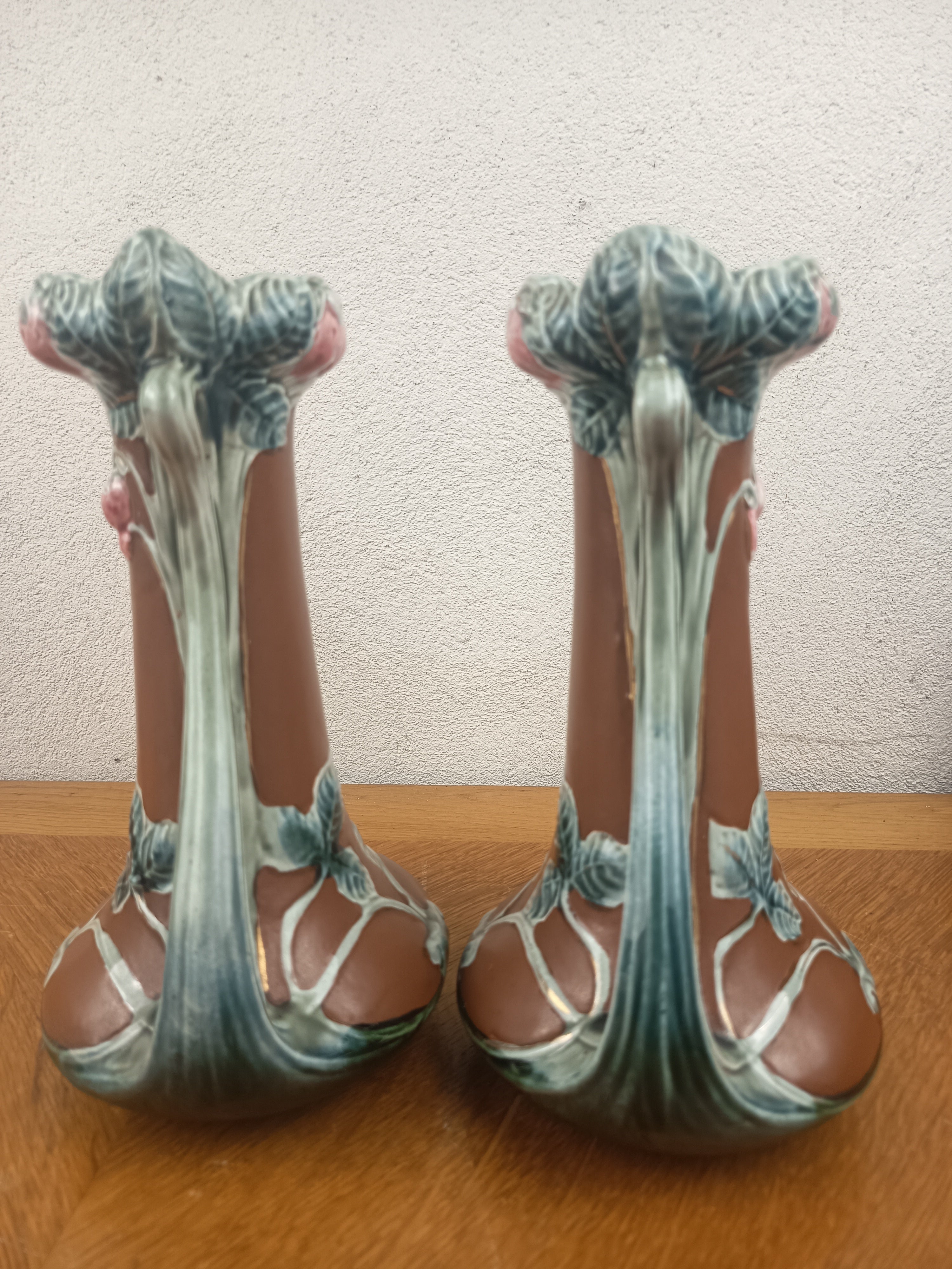 Paire de vases Art Nouveau en barbotine – décor fraises