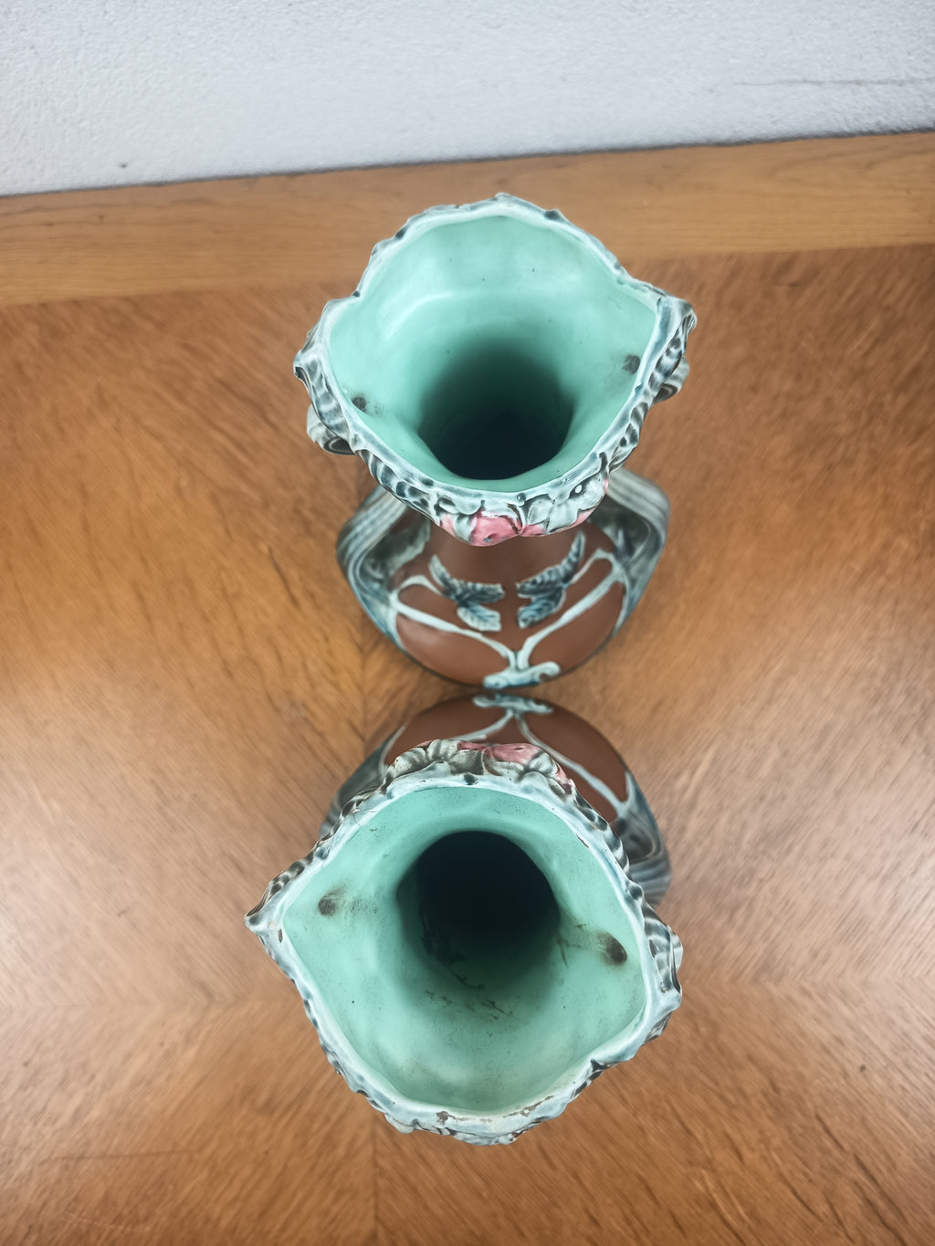 Paire de vases Art Nouveau en barbotine – décor fraises