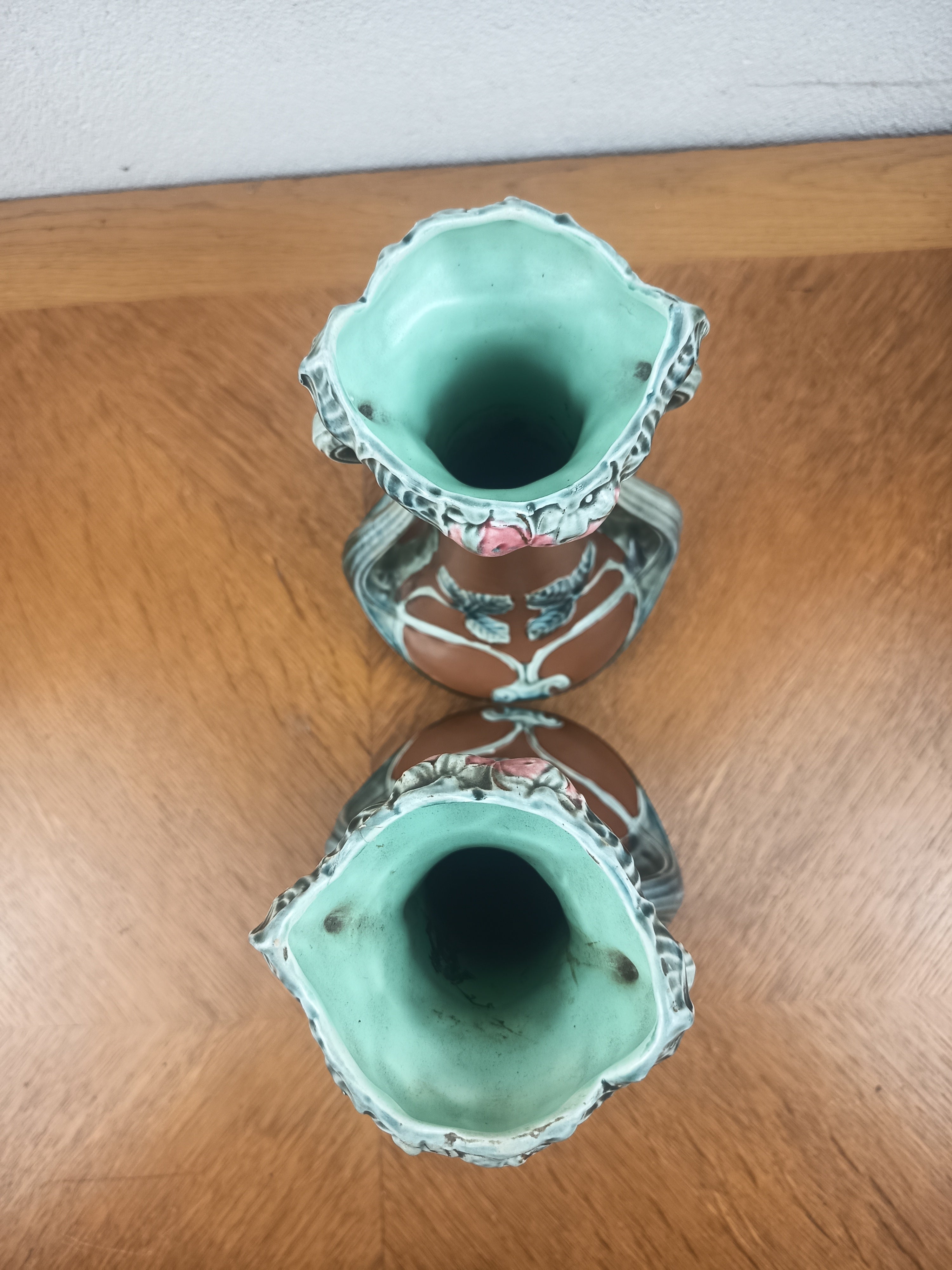 Paire de vases Art Nouveau en barbotine – décor fraises