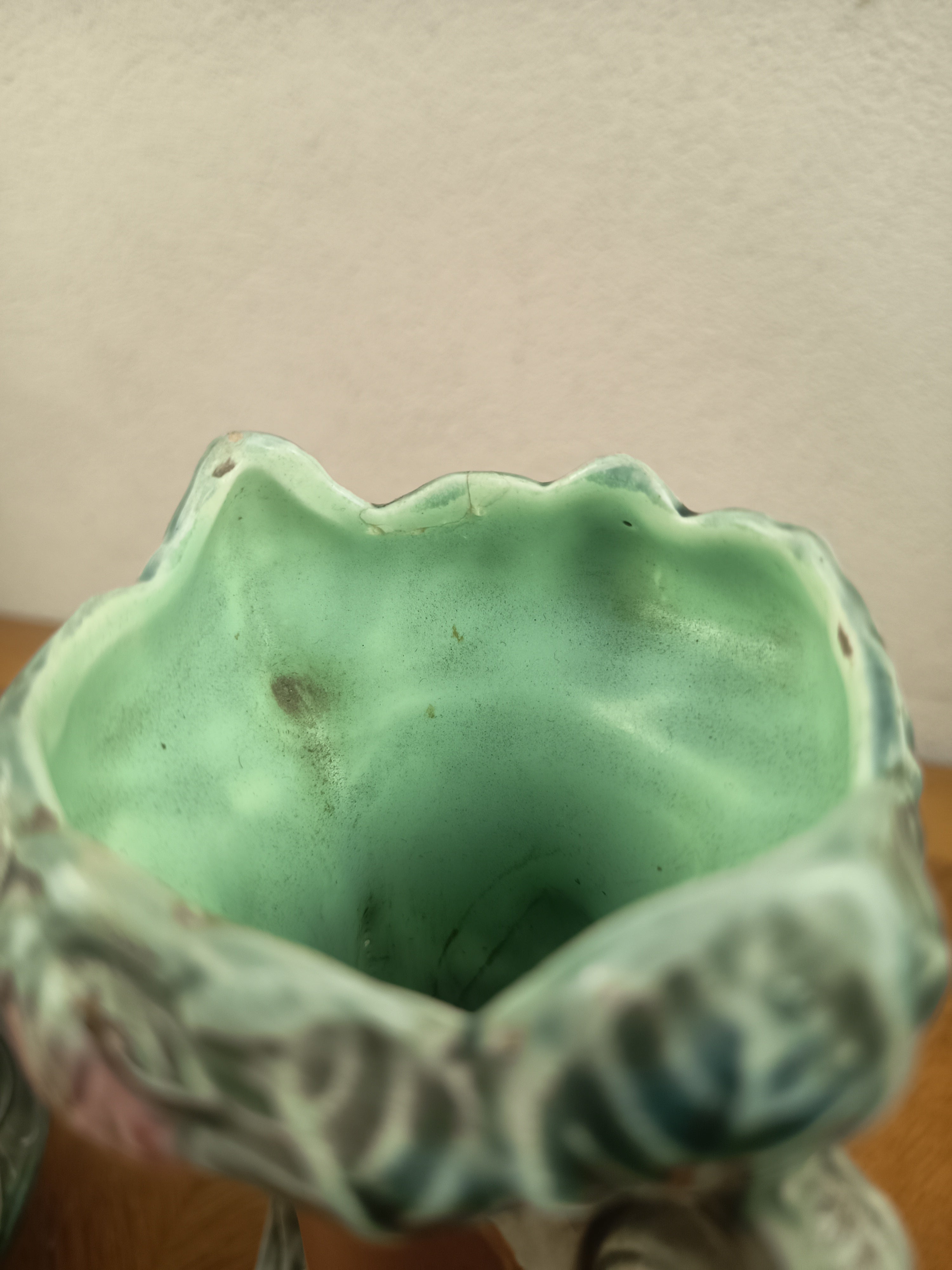 Paire de vases Art Nouveau en barbotine – décor fraises