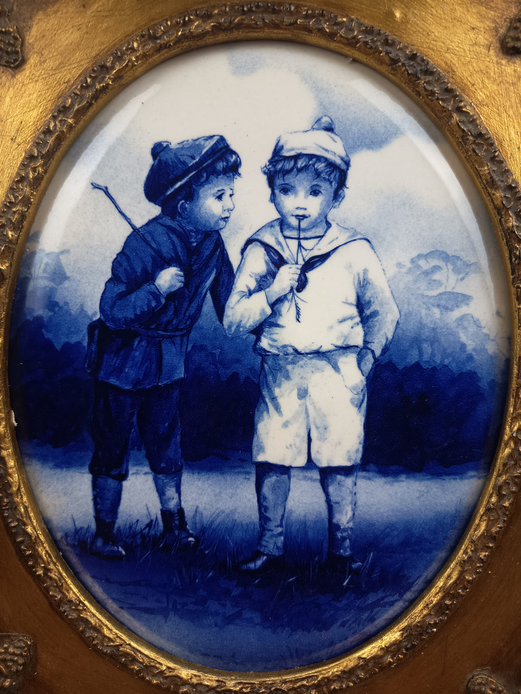 Peinture sur céramique Doulton style Delft – Scène d’enfants – Cadre décoratif