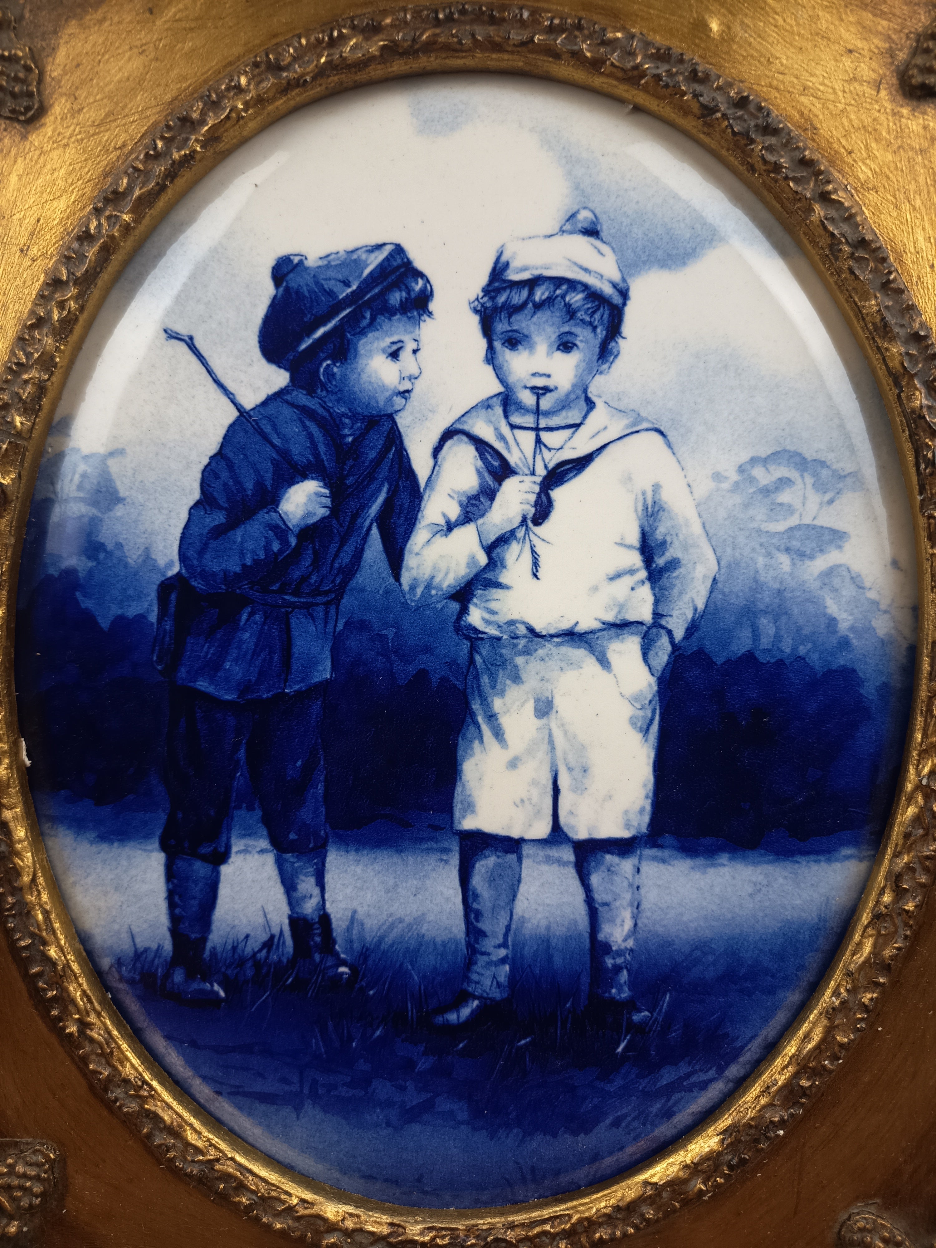 Peinture sur céramique Doulton style Delft – Scène d’enfants – Cadre décoratif