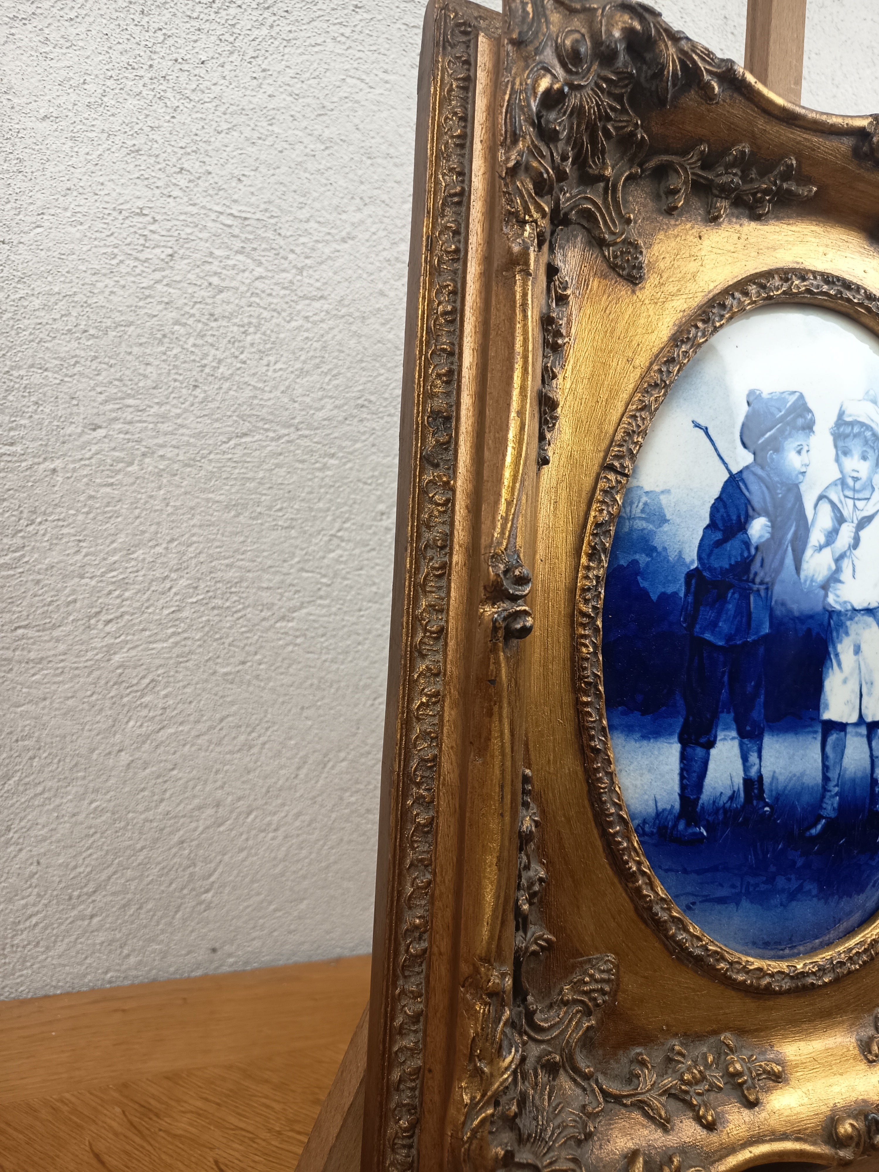 Peinture sur céramique Doulton style Delft – Scène d’enfants – Cadre décoratif
