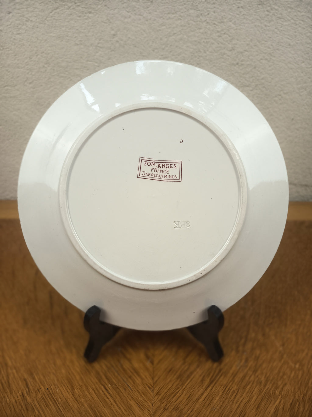 Assiette ancienne Sarreguemines modèle « Fontanges » en terre de fer – 24 cm