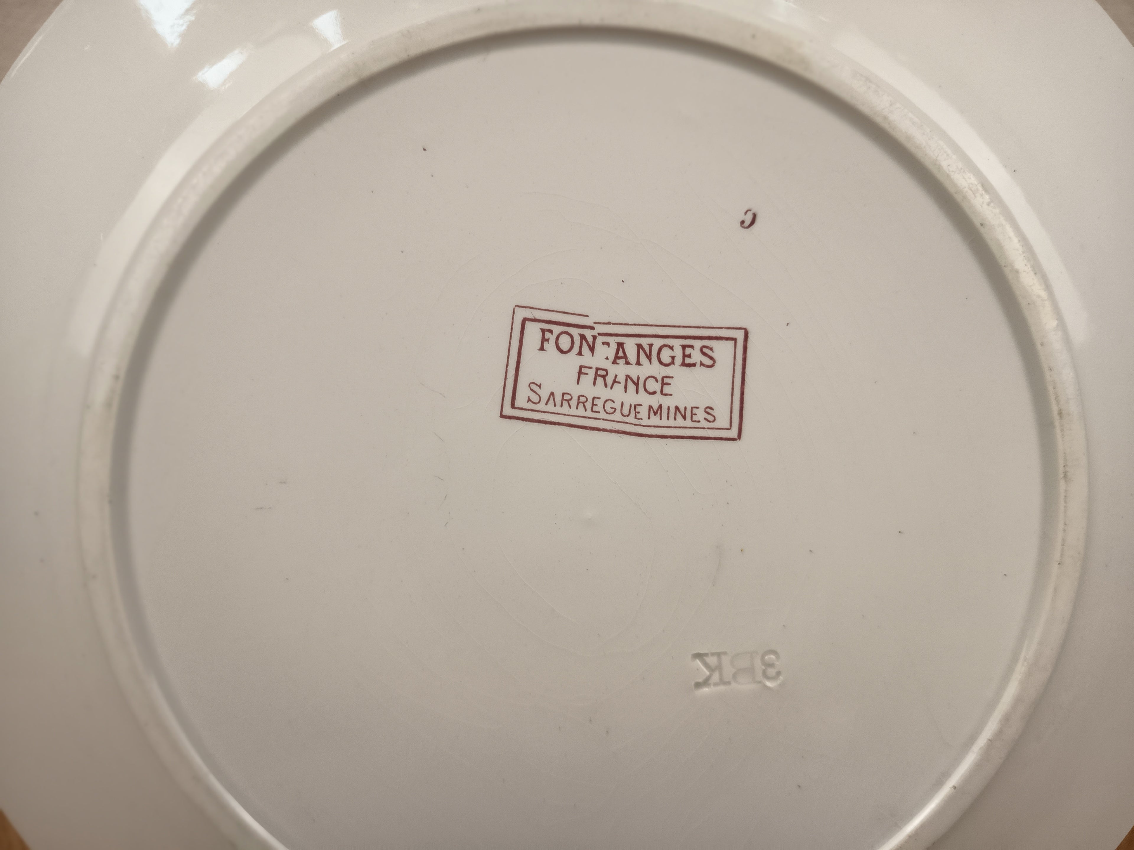 Assiette ancienne Sarreguemines modèle « Fontanges » en terre de fer – 24 cm