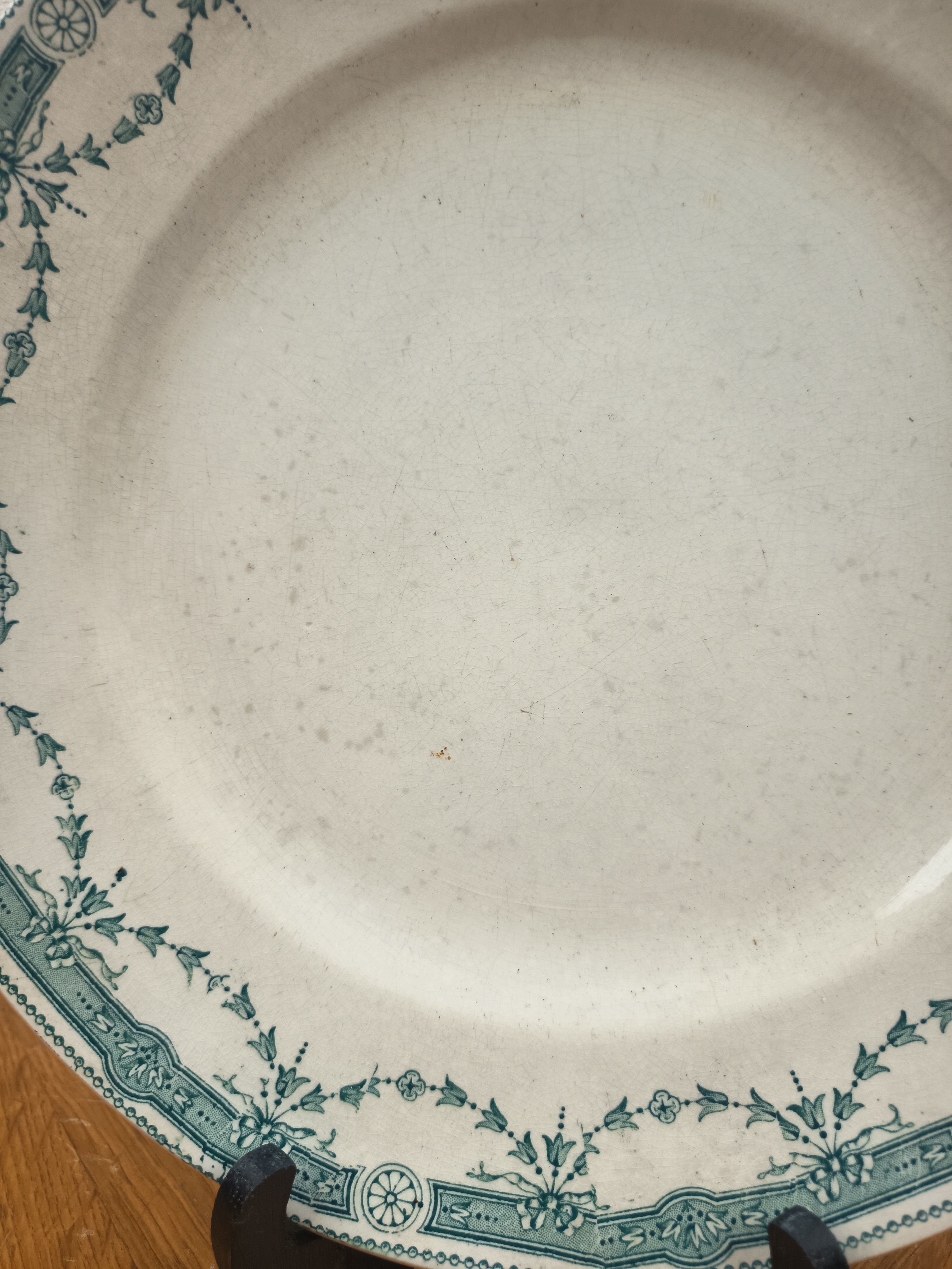 Plat de service ancien Moulin des Loups modèle « Provence » – Terre de fer décor bleu – 28,5 cm