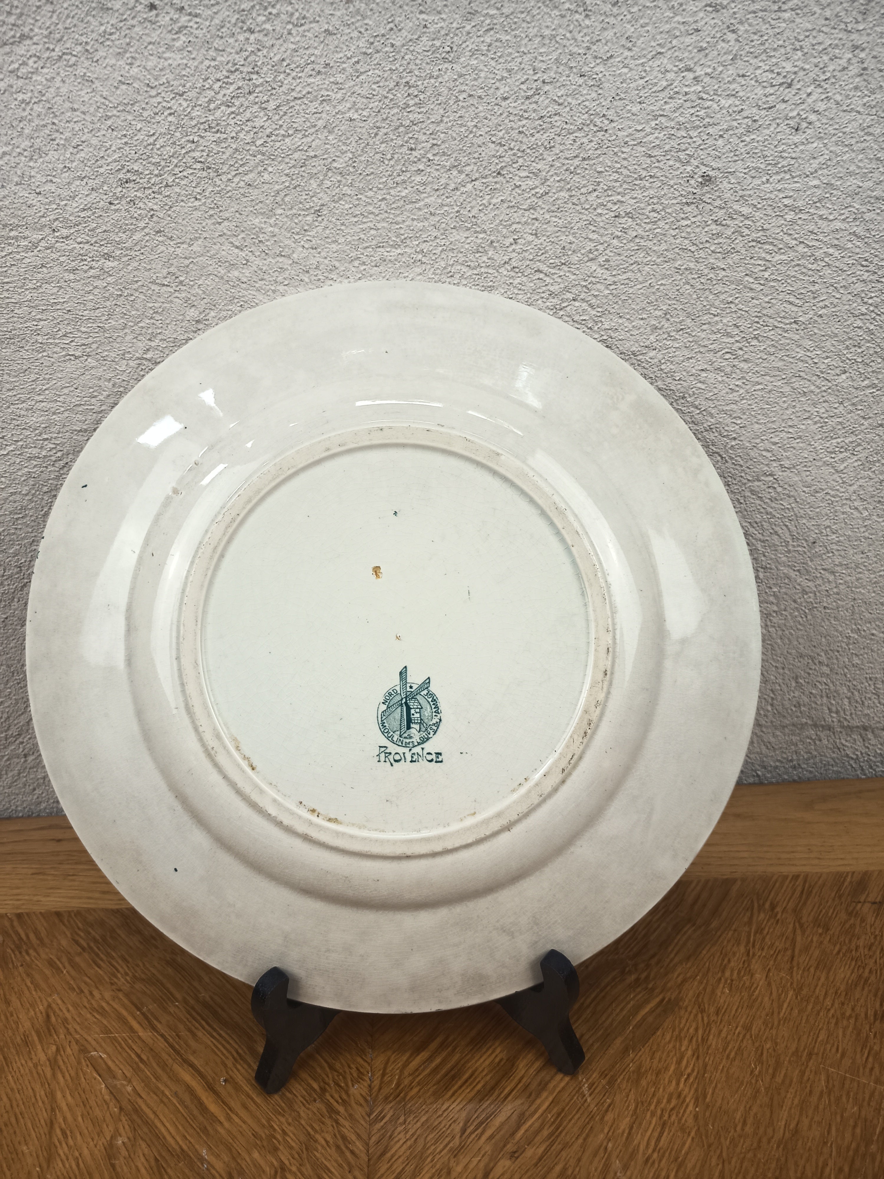Plat de service ancien Moulin des Loups modèle « Provence » – Terre de fer décor bleu – 28,5 cm