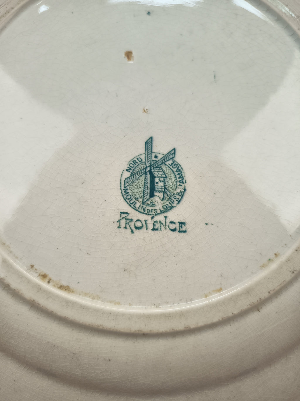 Plat de service ancien Moulin des Loups modèle « Provence » – Terre de fer décor bleu – 28,5 cm