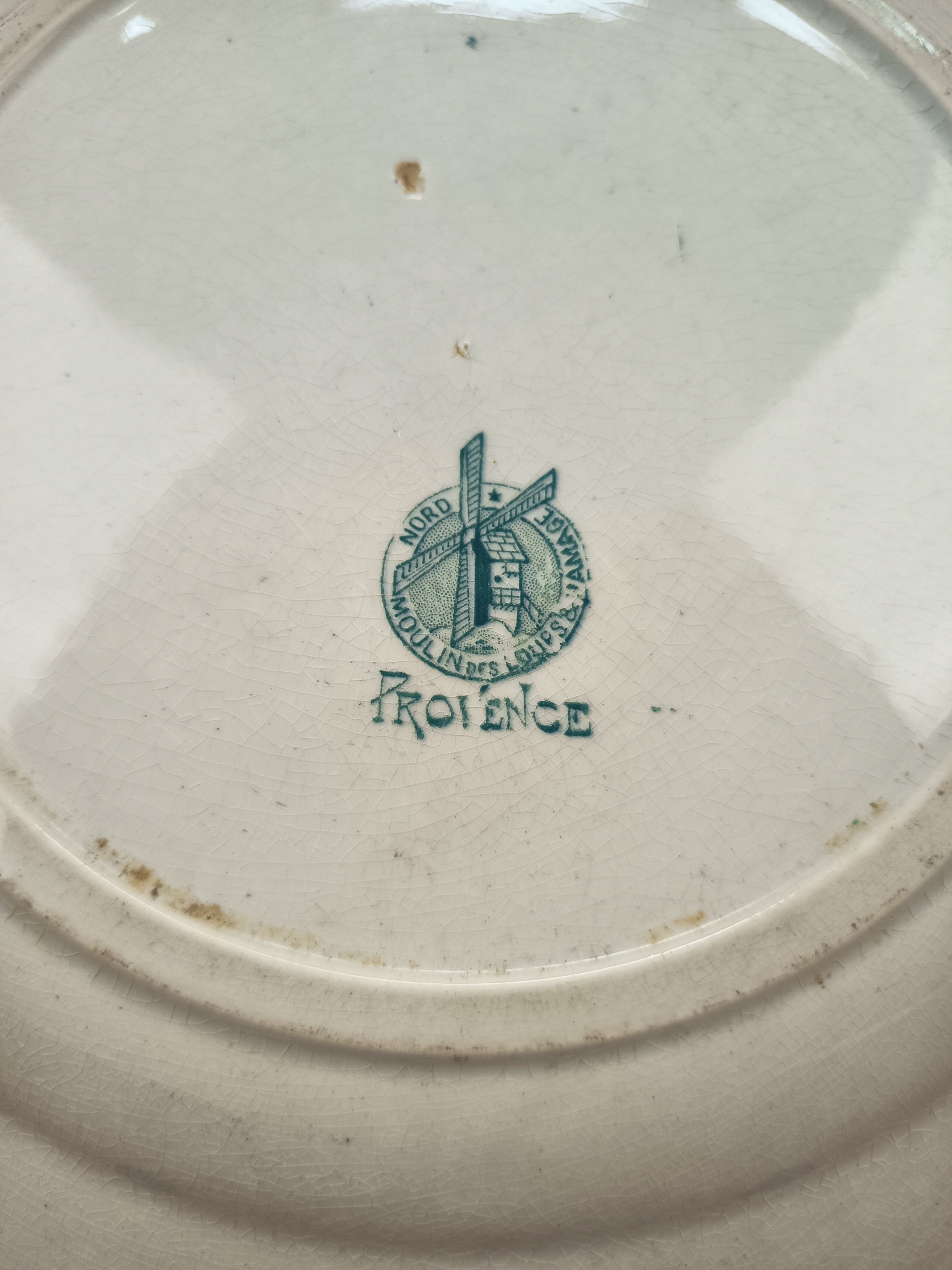 Plat de service ancien Moulin des Loups modèle « Provence » – Terre de fer décor bleu – 28,5 cm
