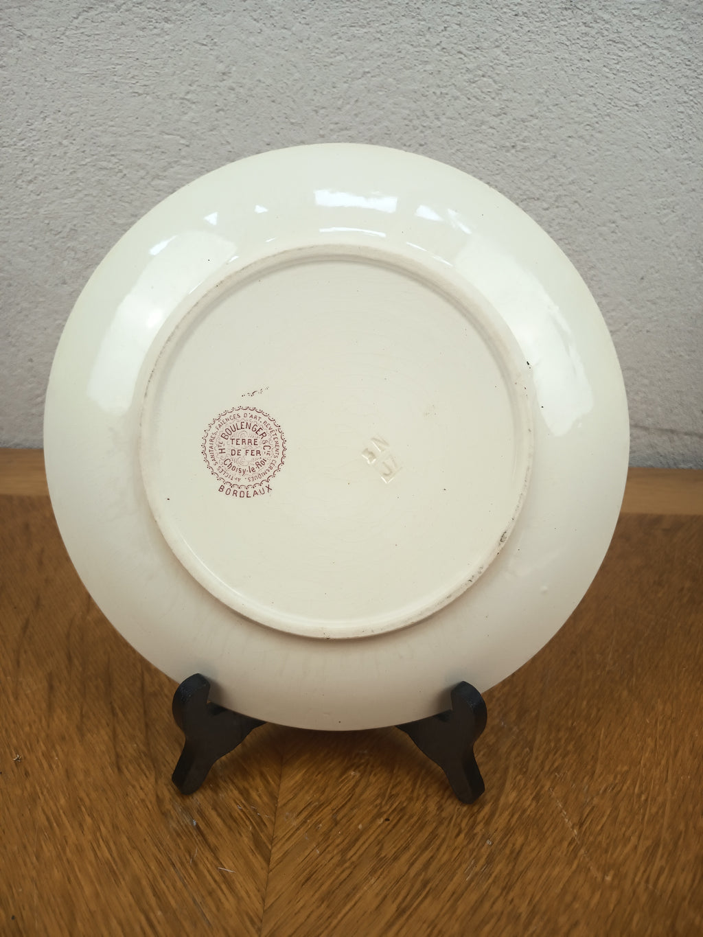 Assiette ancienne H. Boulenger & Cie modèle « Bordeaux » – Terre de fer décor rose – 24 cm