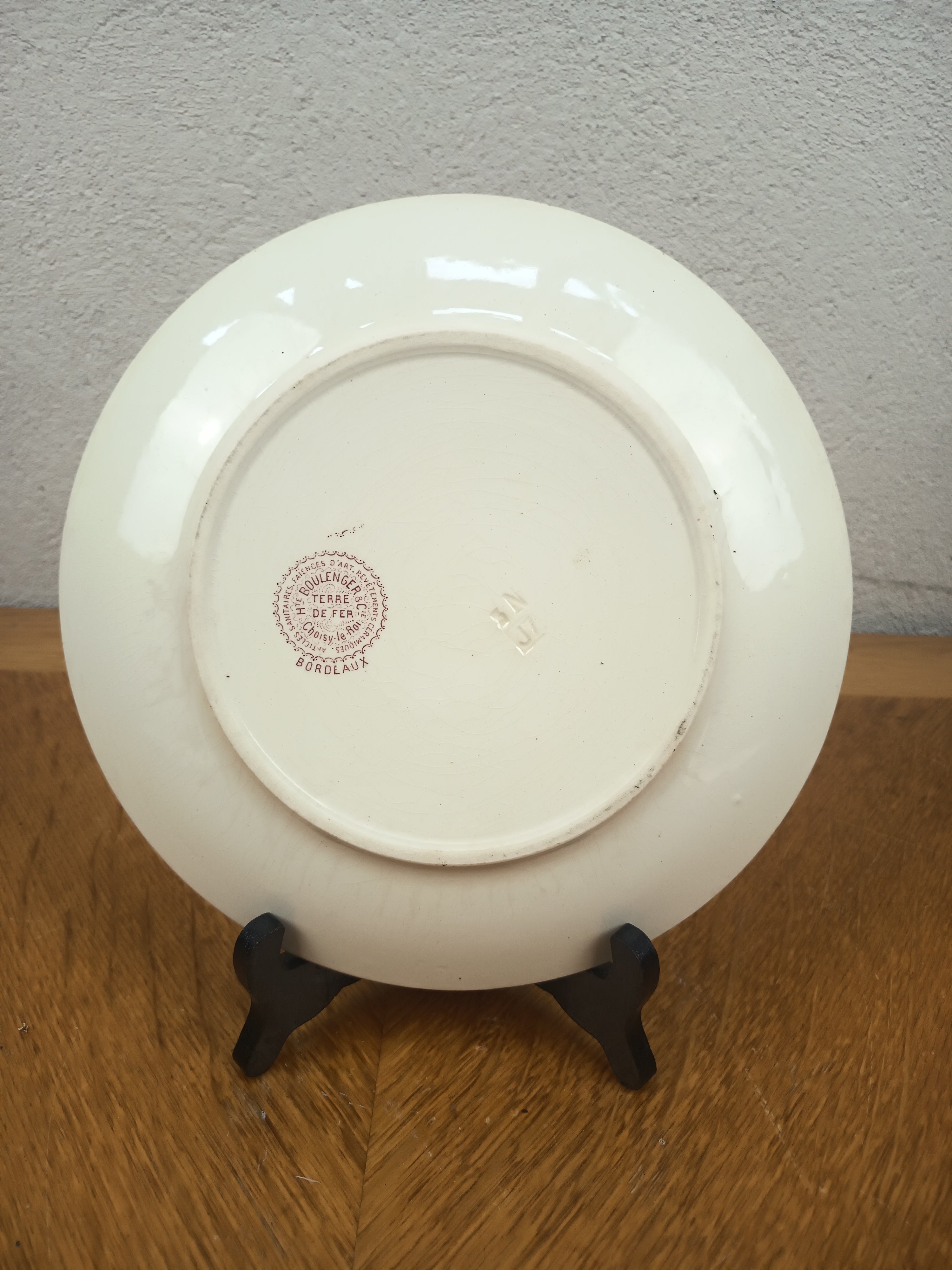 Assiette ancienne H. Boulenger & Cie modèle « Bordeaux » – Terre de fer décor rose – 24 cm