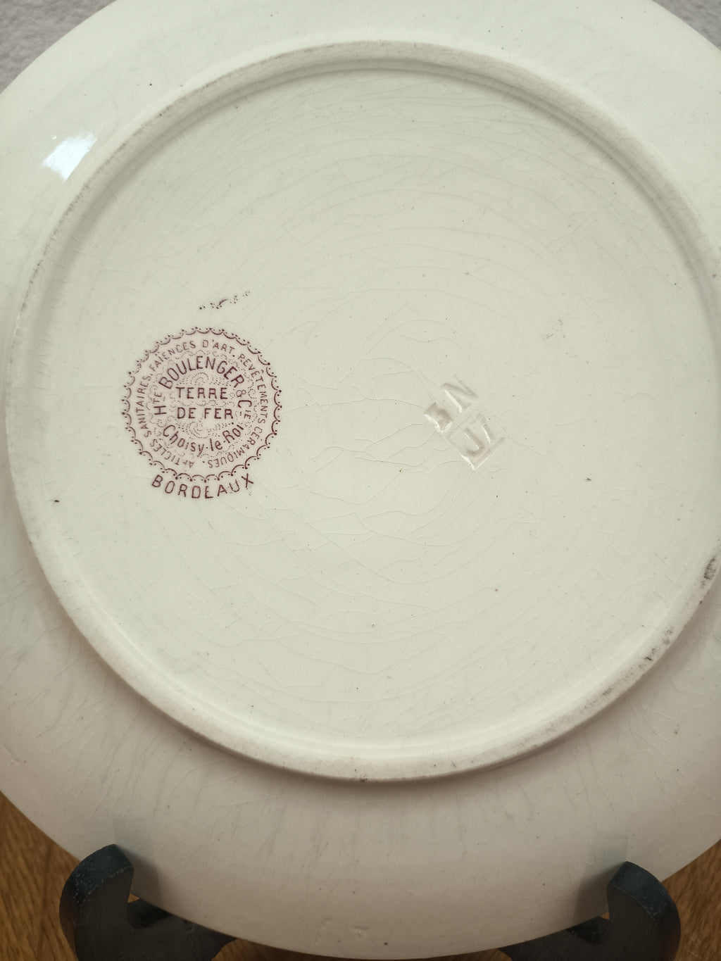 Assiette ancienne H. Boulenger & Cie modèle « Bordeaux » – Terre de fer décor rose – 24 cm