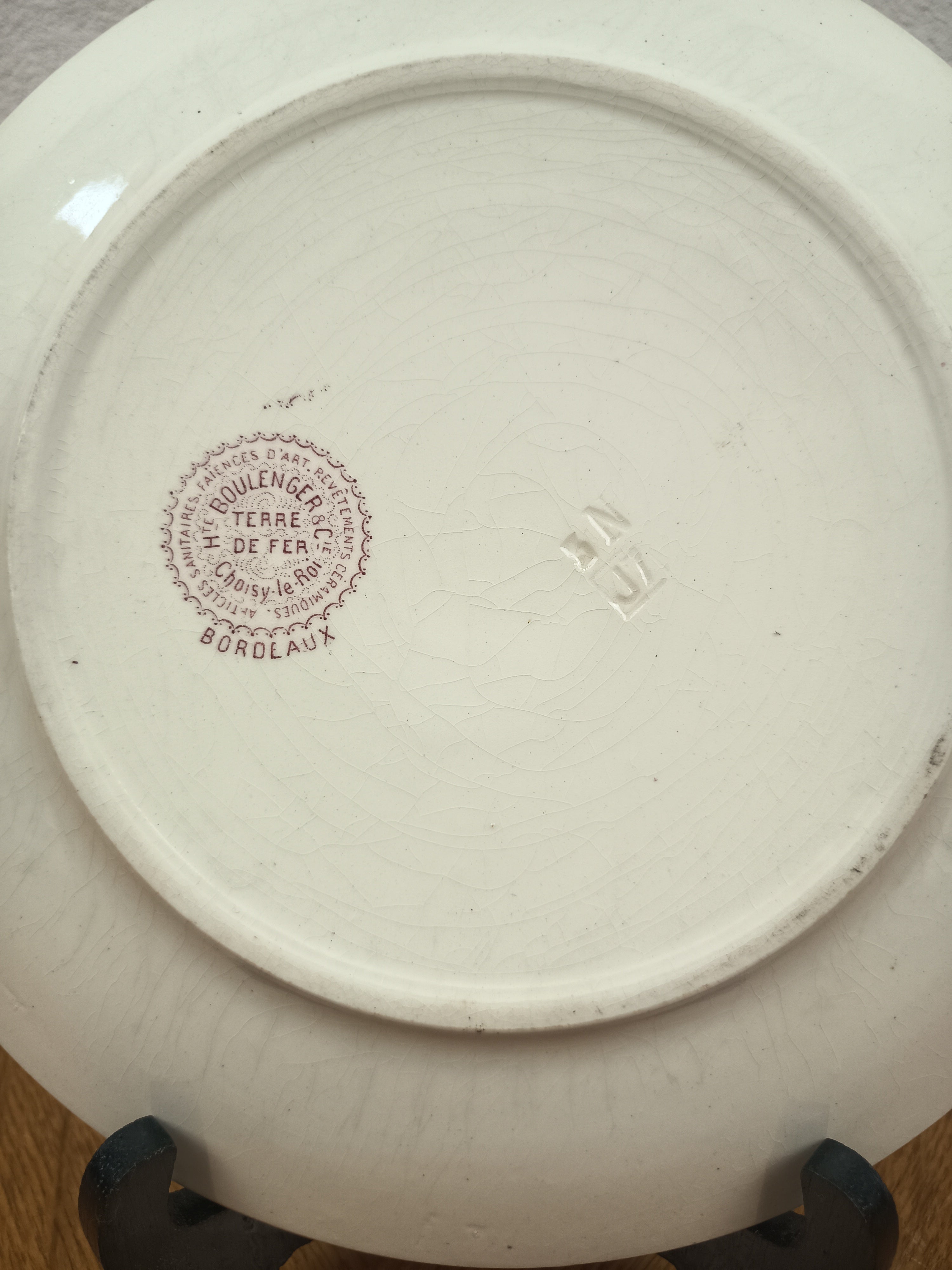 Assiette ancienne H. Boulenger & Cie modèle « Bordeaux » – Terre de fer décor rose – 24 cm