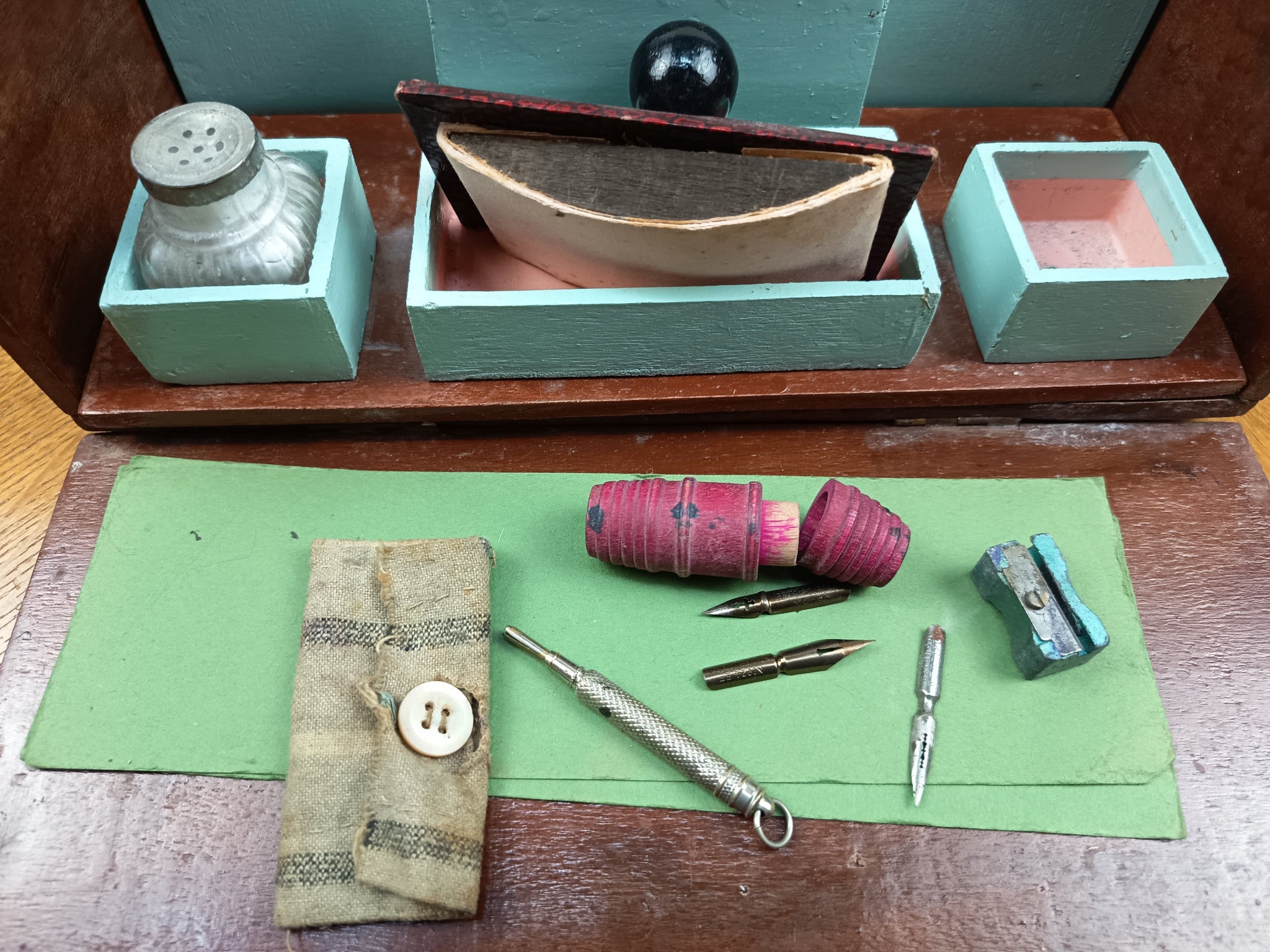 Ancienne boîte nécessaire d’écriture en bois – Travail artisanal – Avec accessoires d’origine