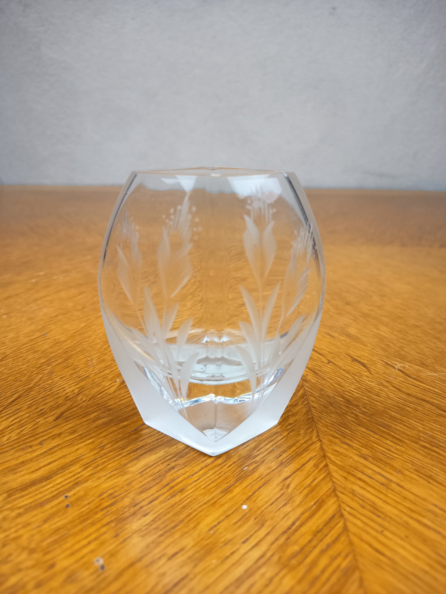 Petit vase Baccarat en cristal taillé – Décor brins de blé – Base givrée – 9 cm