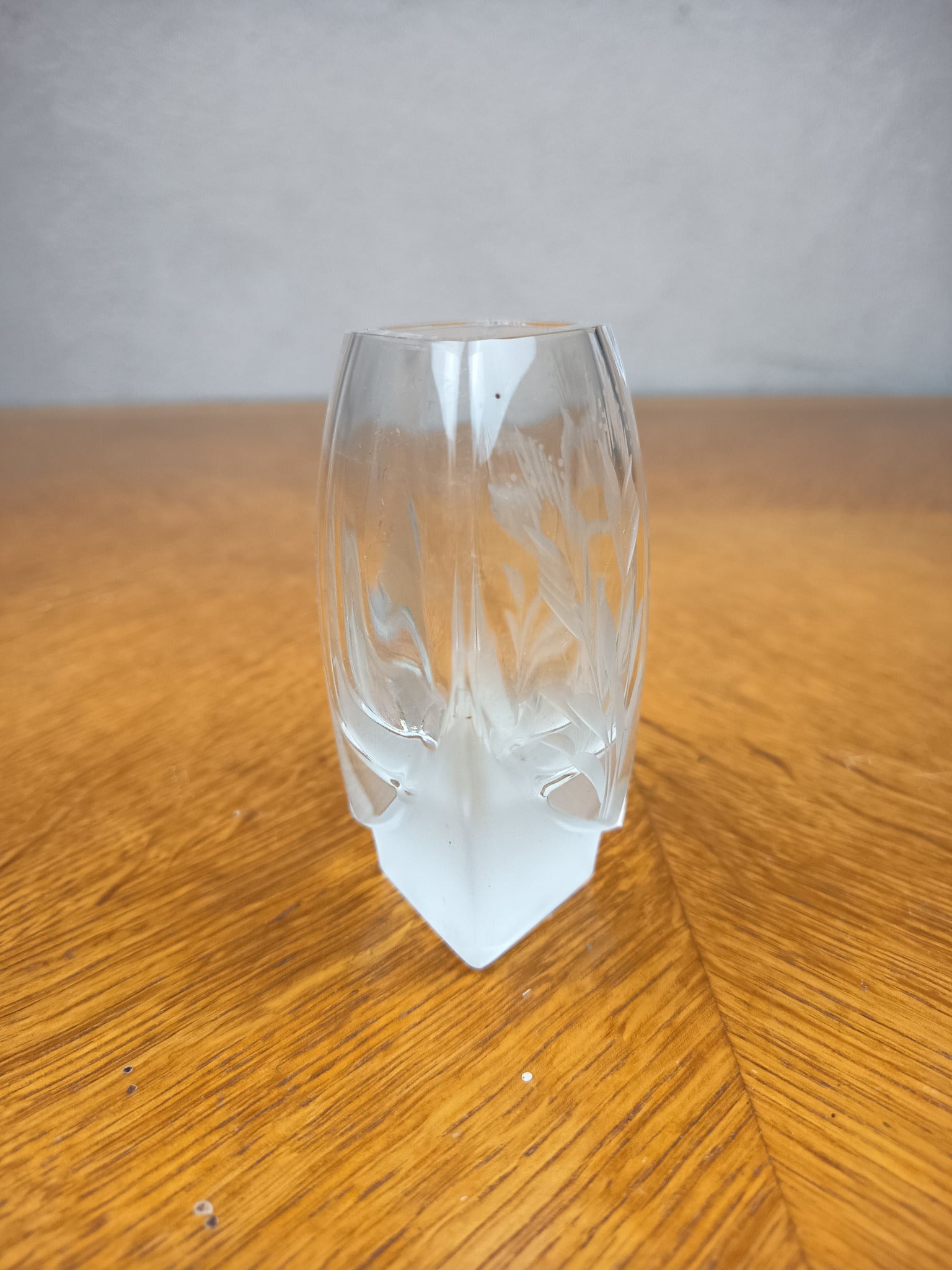 Petit vase Baccarat en cristal taillé – Décor brins de blé – Base givrée – 9 cm