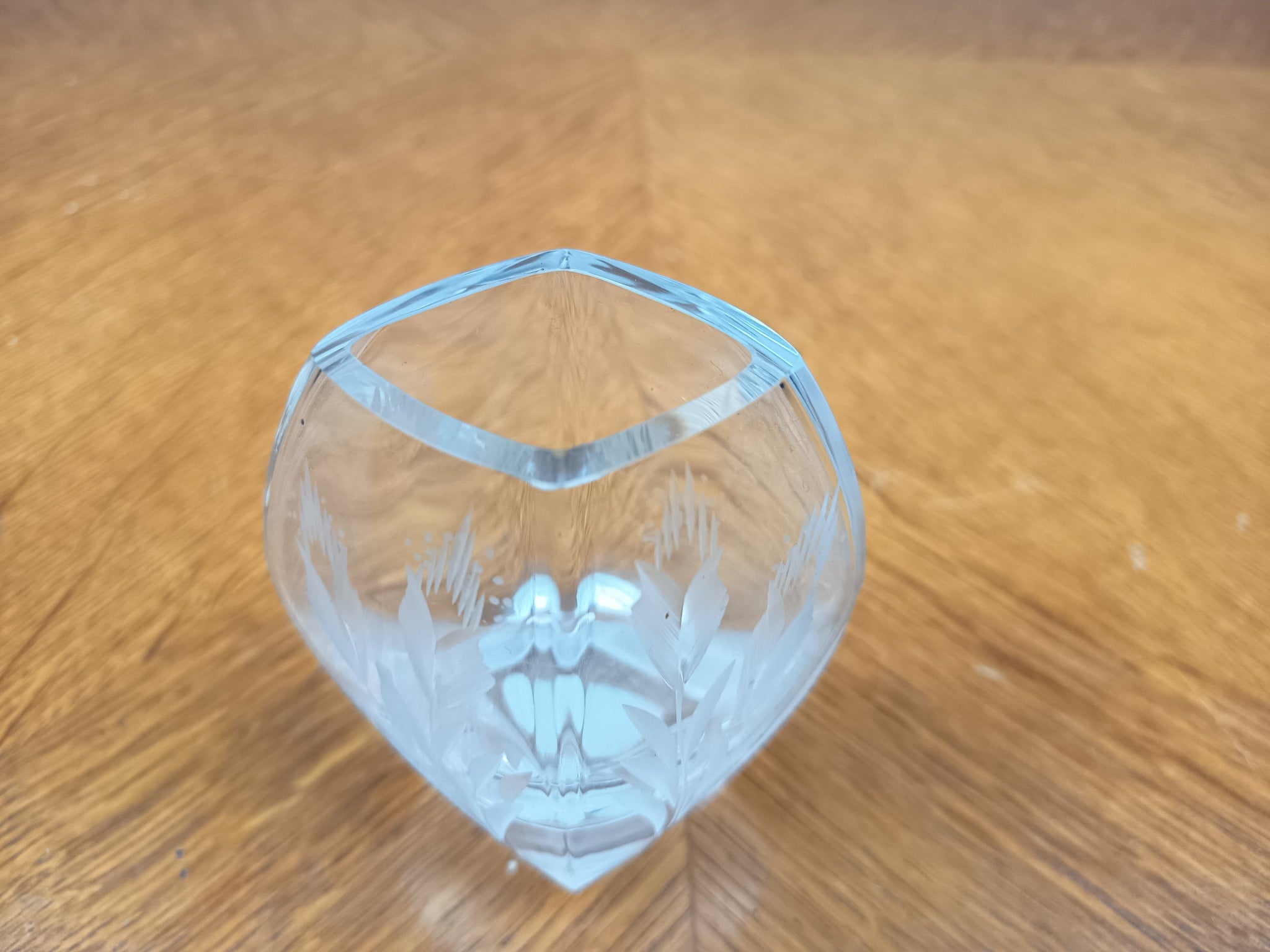 Petit vase Baccarat en cristal taillé – Décor brins de blé – Base givrée – 9 cm