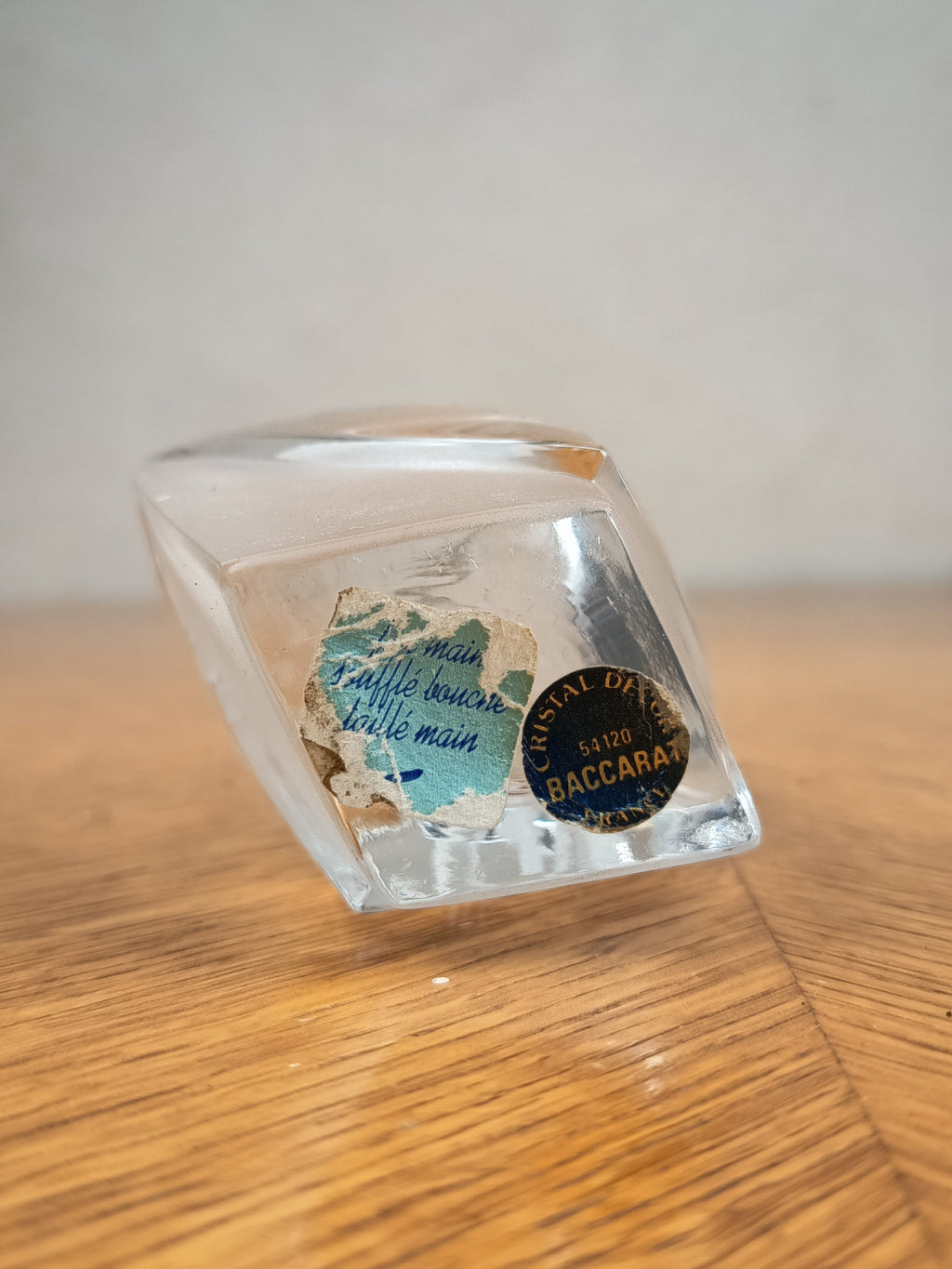 Petit vase Baccarat en cristal taillé – Décor brins de blé – Base givrée – 9 cm