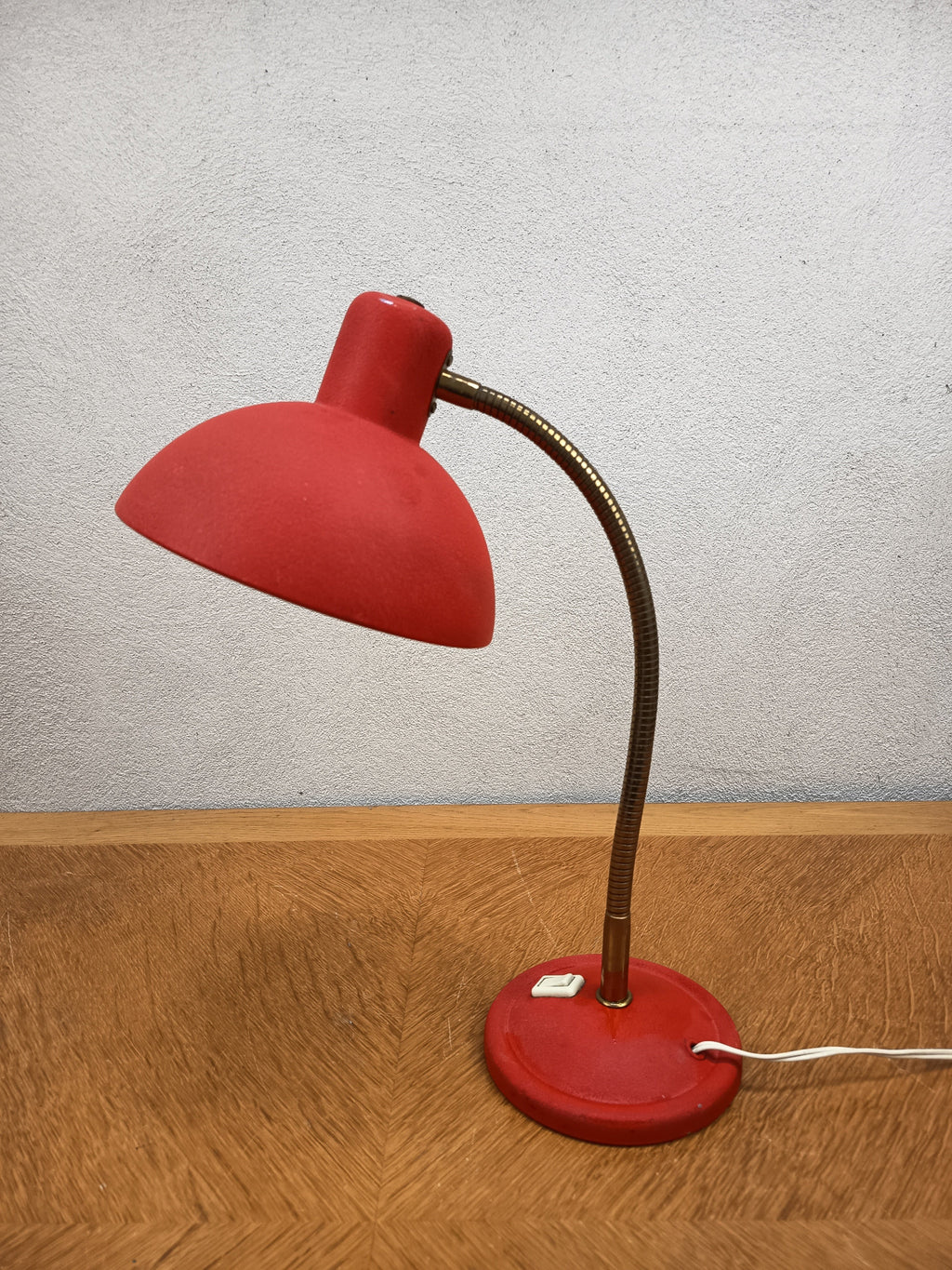 Lampe de bureau vintage Aluminor rouge – Années 60 – Métal effet granité et laiton doré
