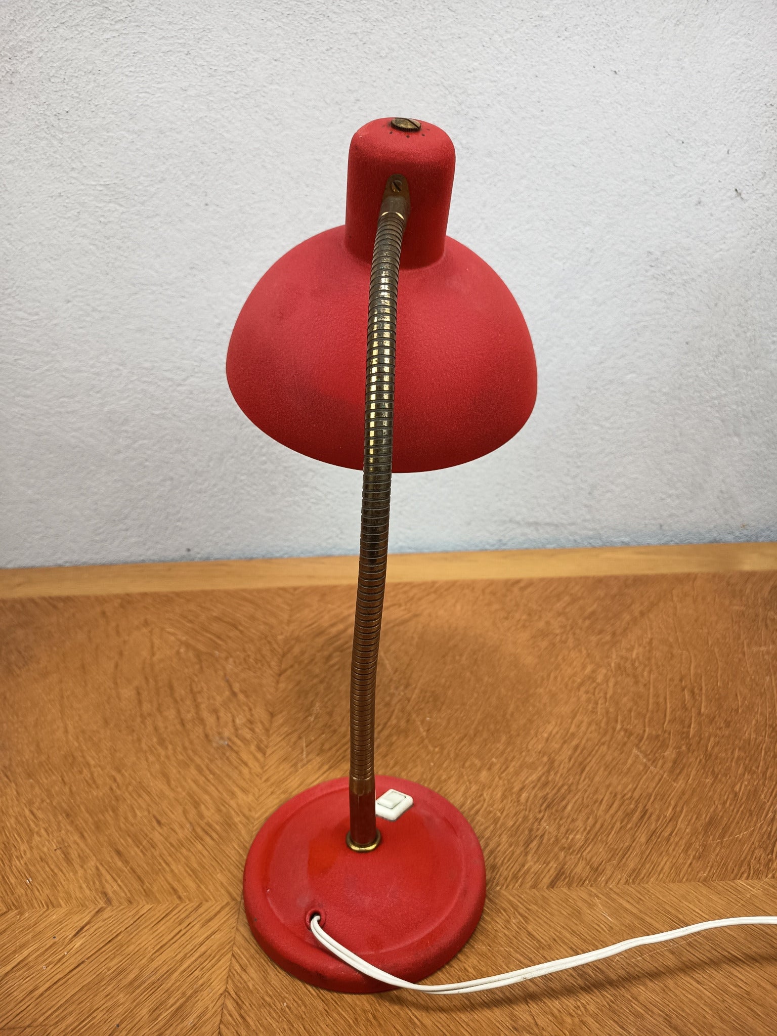 Lampe de bureau vintage Aluminor rouge – Années 60 – Métal effet granité et laiton doré