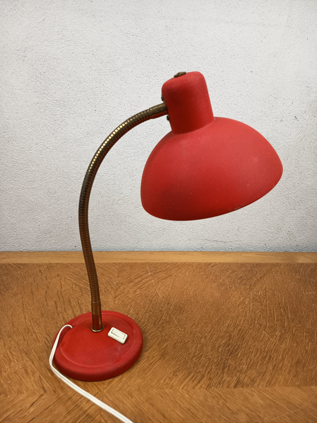 Lampe de bureau vintage Aluminor rouge – Années 60 – Métal effet granité et laiton doré