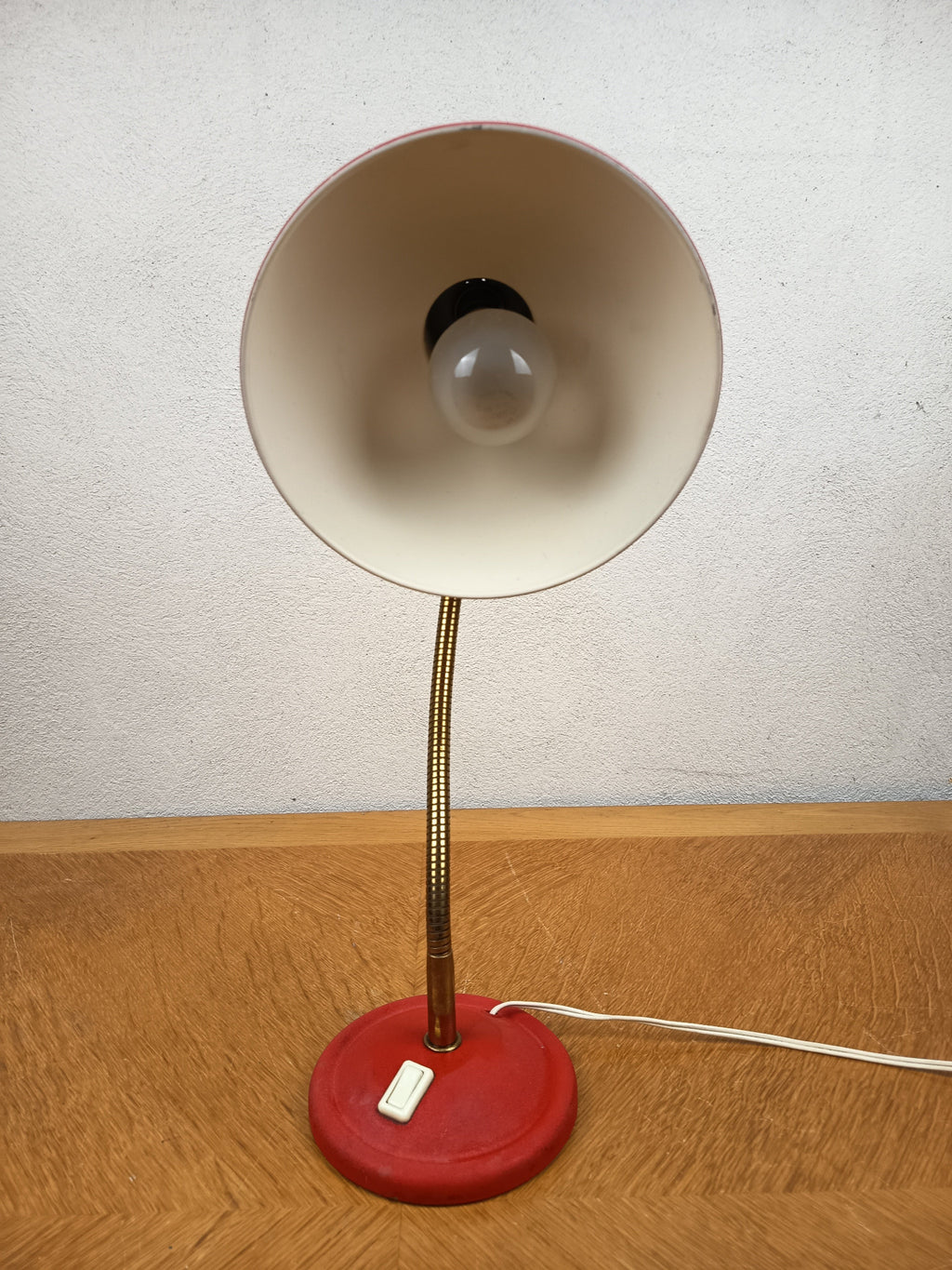Lampe de bureau vintage Aluminor rouge – Années 60 – Métal effet granité et laiton doré