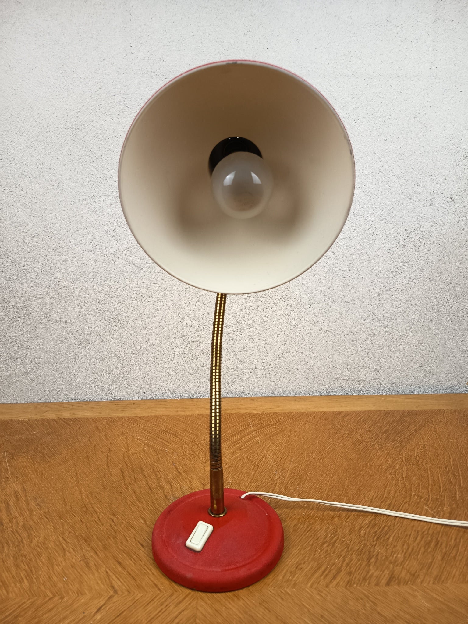 Lampe de bureau vintage Aluminor rouge – Années 60 – Métal effet granité et laiton doré