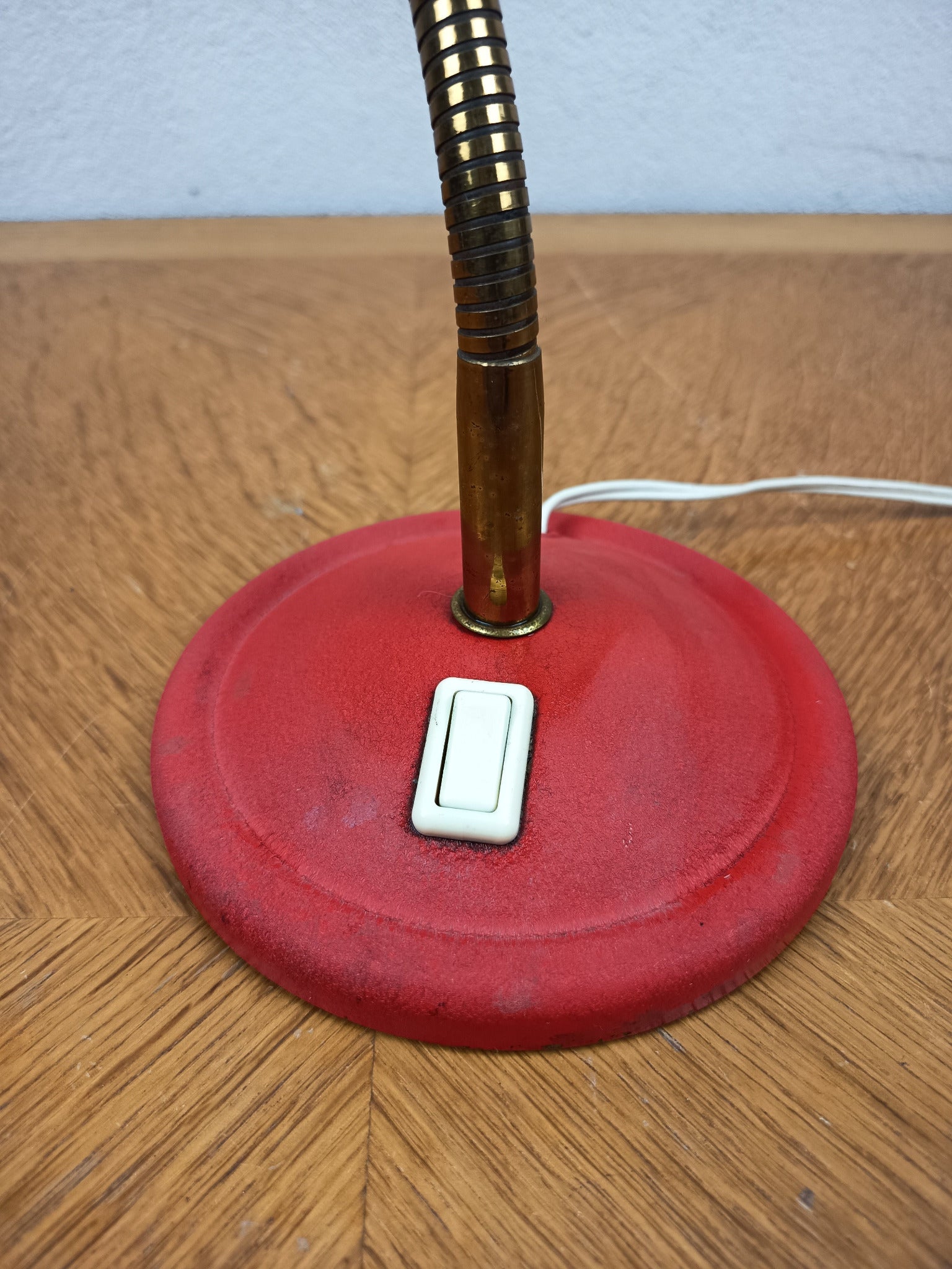 Lampe de bureau vintage Aluminor rouge – Années 60 – Métal effet granité et laiton doré