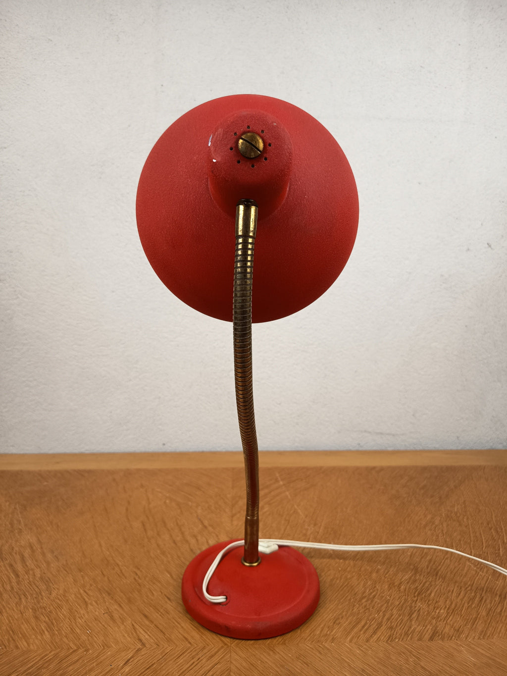 Lampe de bureau vintage Aluminor rouge – Années 60 – Métal effet granité et laiton doré